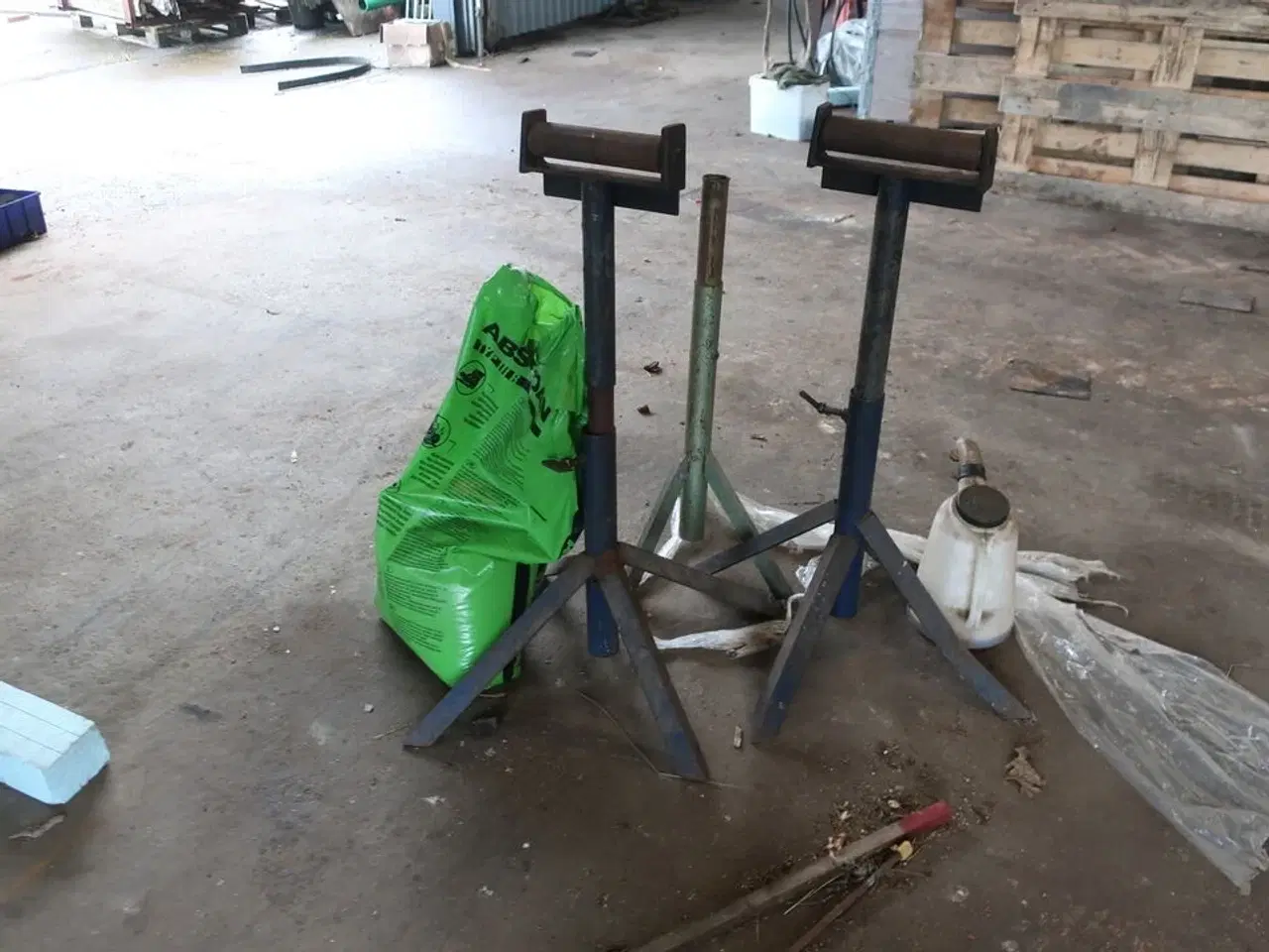 Billede 43 - 2 stk. rullebukke, paller, reoler, reservedele, værktøj, stiger m.m.