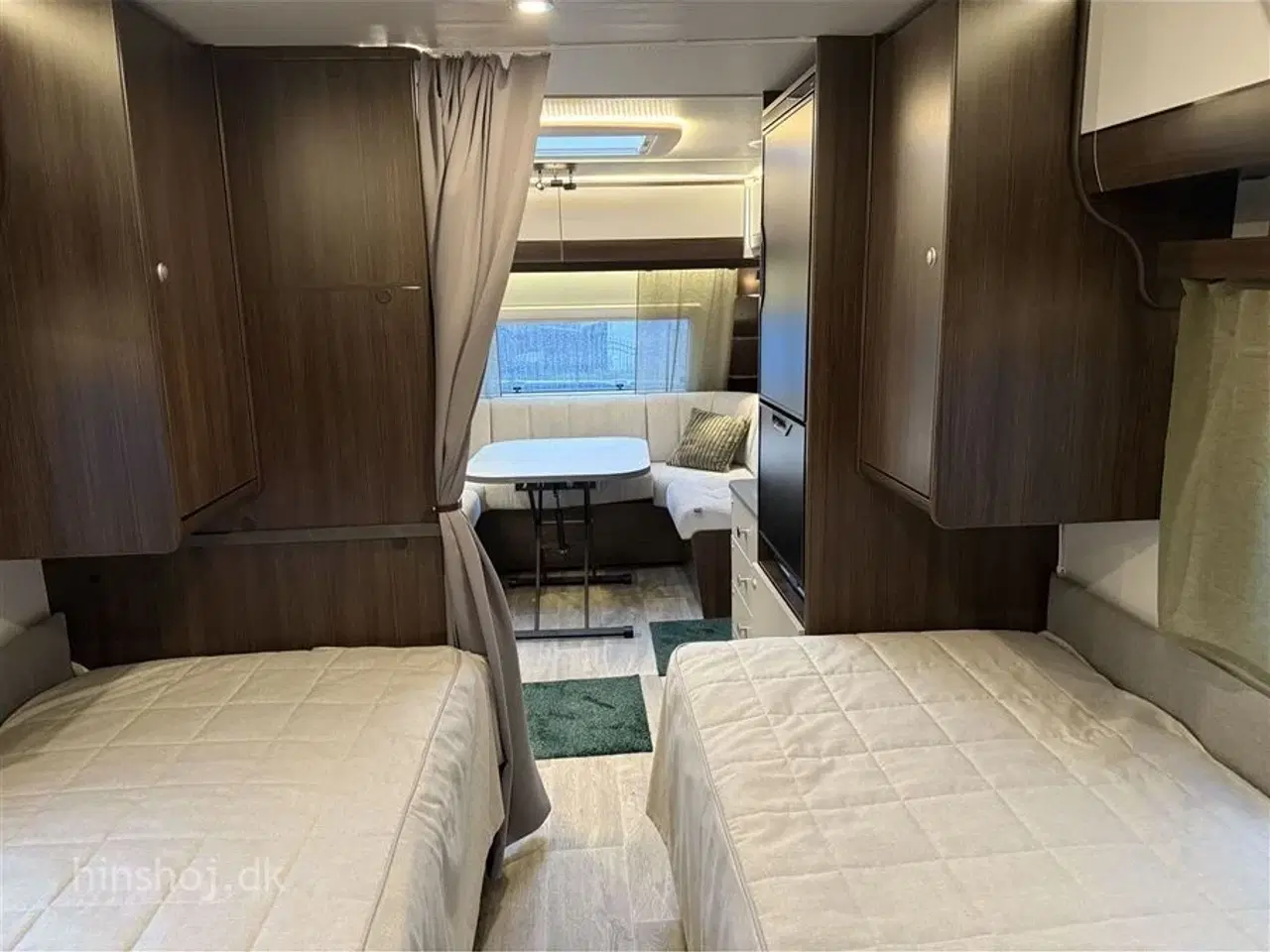 Billede 9 - 2026 - Polar Blueline 590 BS    Polar med enklesenge og stort toiletrum fra Hinshøj Caravan