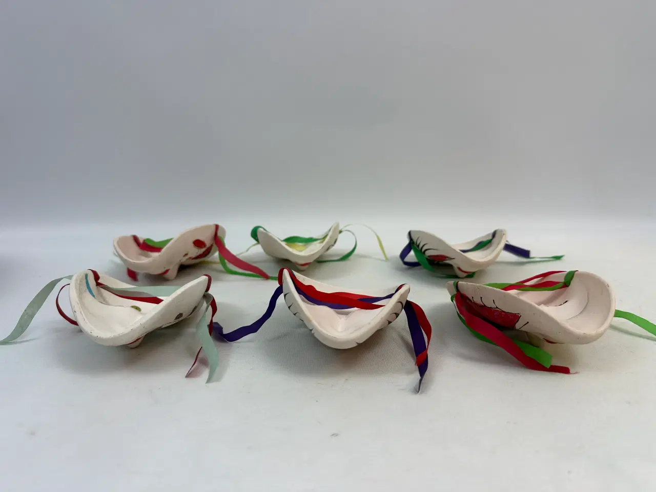 Billede 7 - 6 små masker i bemalet porcelæn