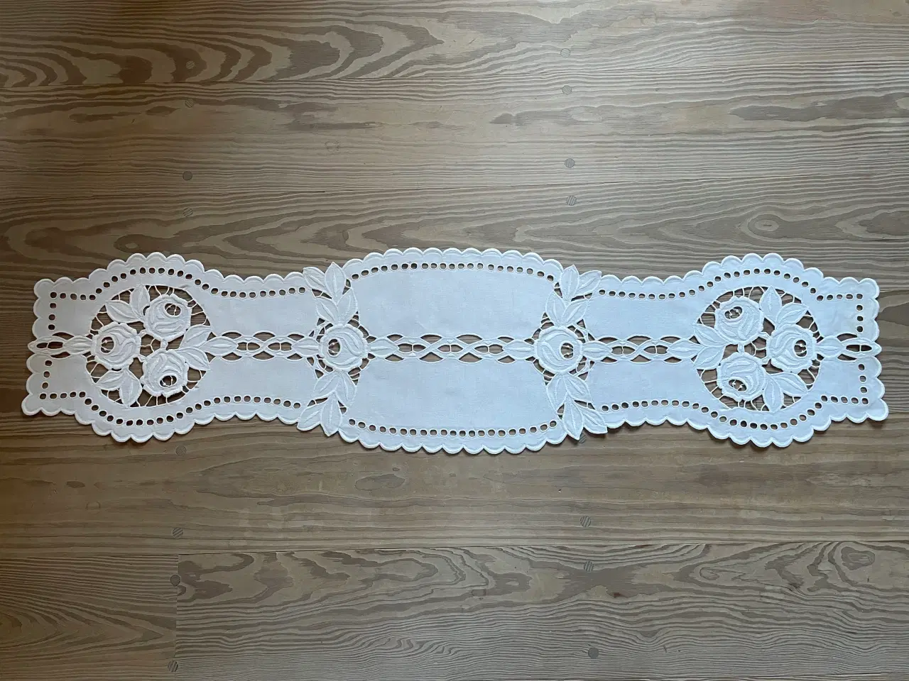 Billede 1 - Løber i venetiansk broderi