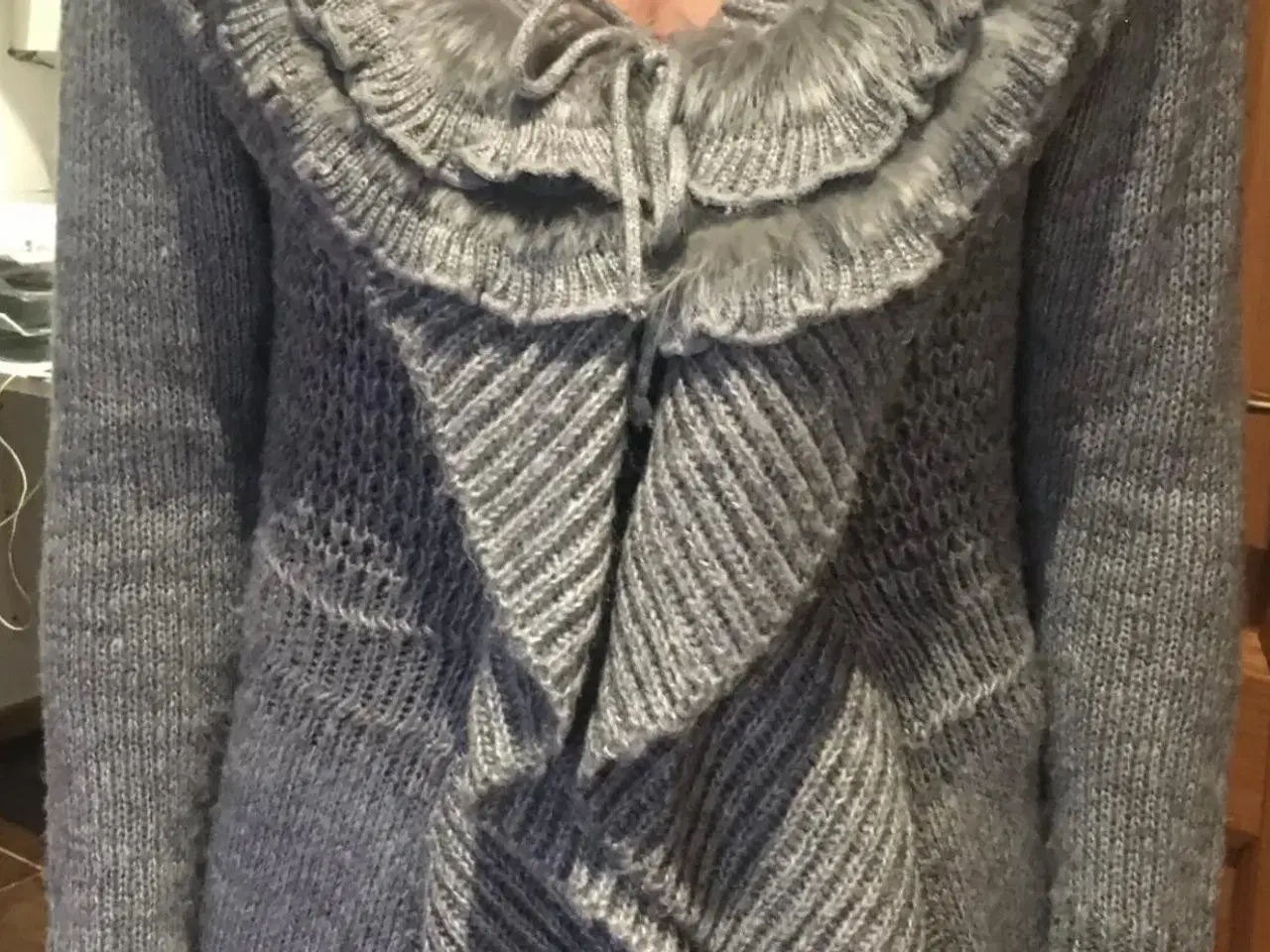 Billede 1 - Lang grå cardigan med flot pelskrave