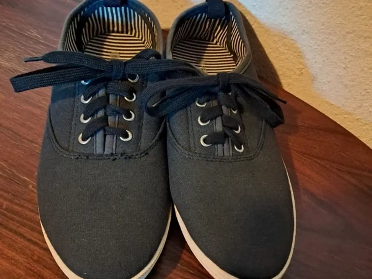 Billede 1 - Mørkeblå canvas-sneakers fra Coop – str. 38