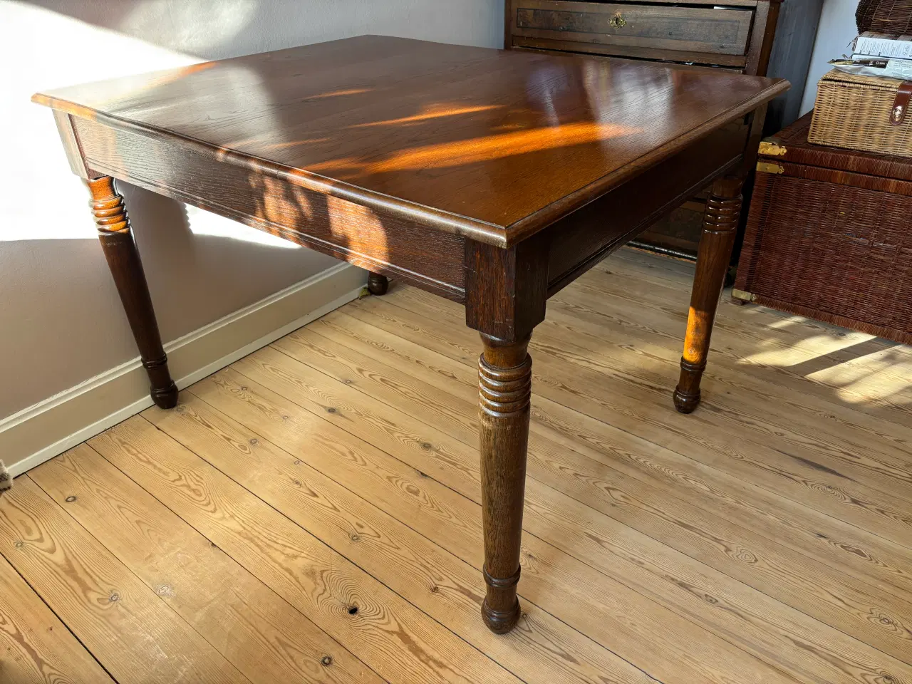 Billede 1 - Spisebord i mørkbejdset eg med 2 tillægsplader