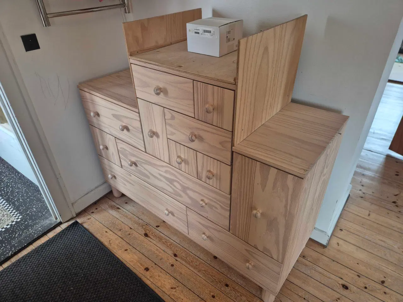 Billede 1 - Kommode med snedker-lavet pusleplads 
