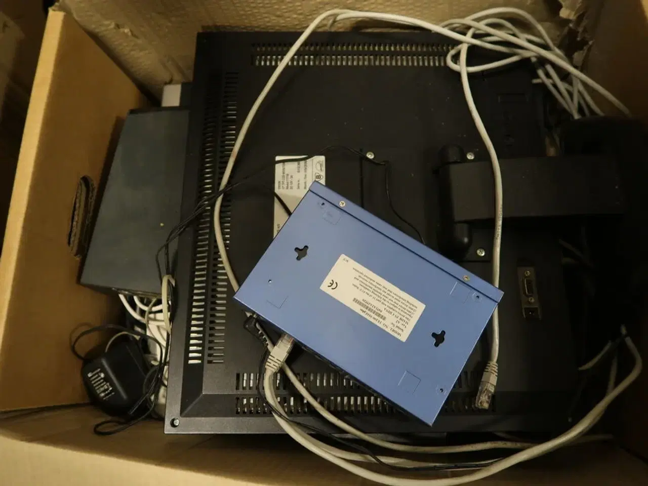 Billede 8 - Div. Stole, bordfodboldbord, fjernsyn, whiteboard m.m.