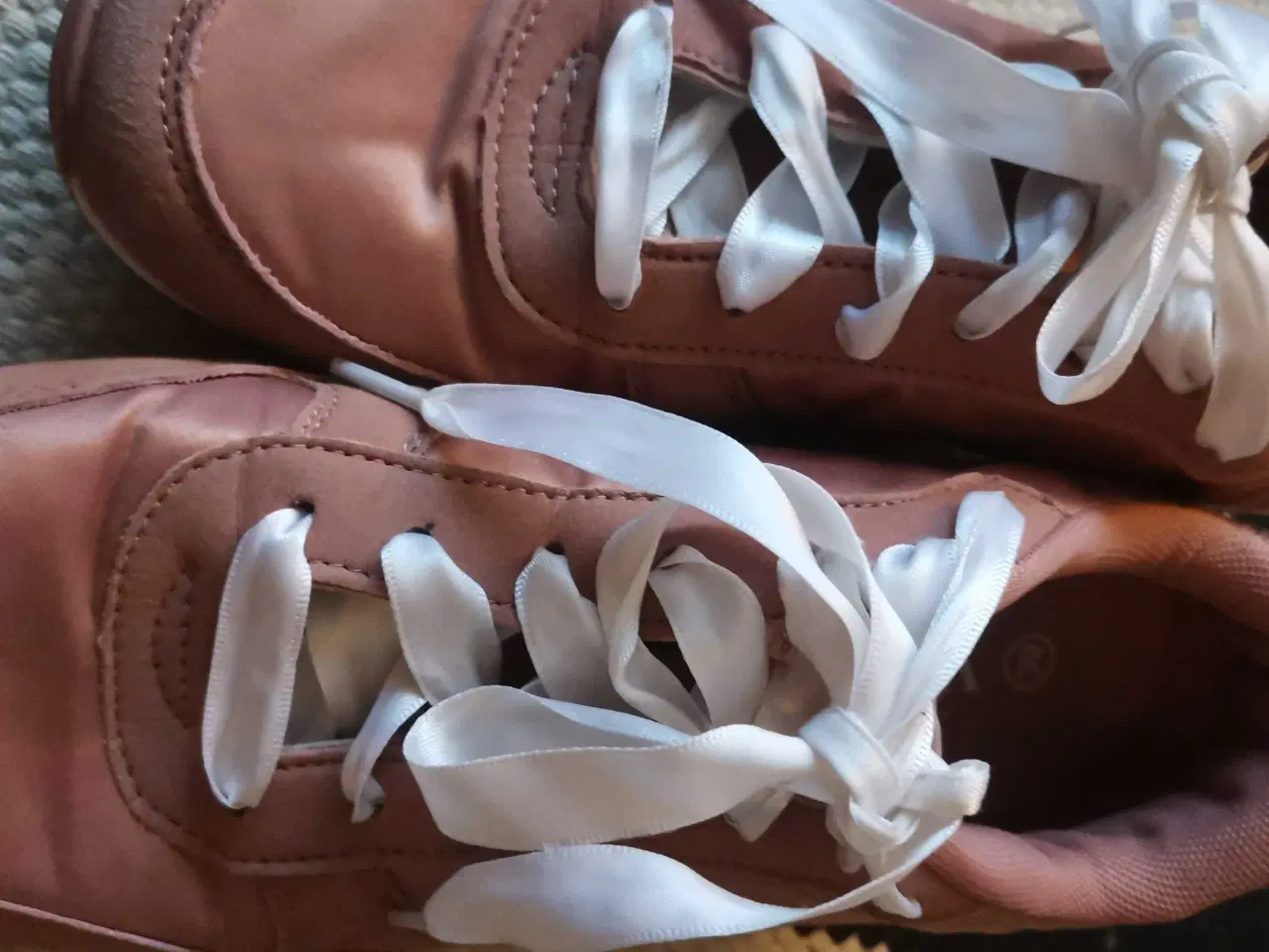 Billede 3 - Som ny sko, med satin snørebånd 5 kr🌸