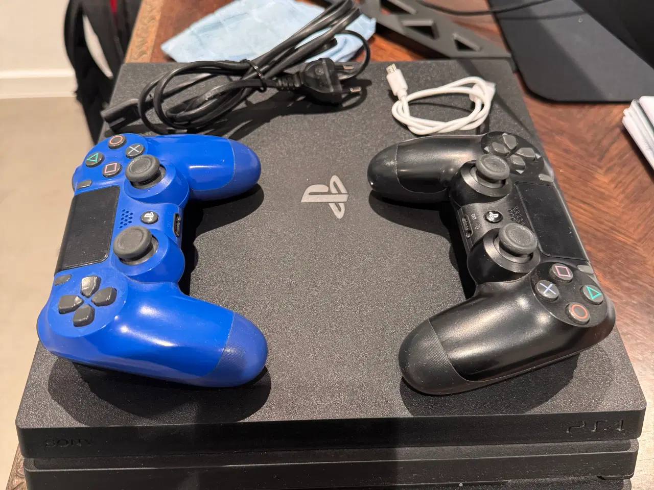 Billede 1 - Playstation 4 pro - 2 controllere