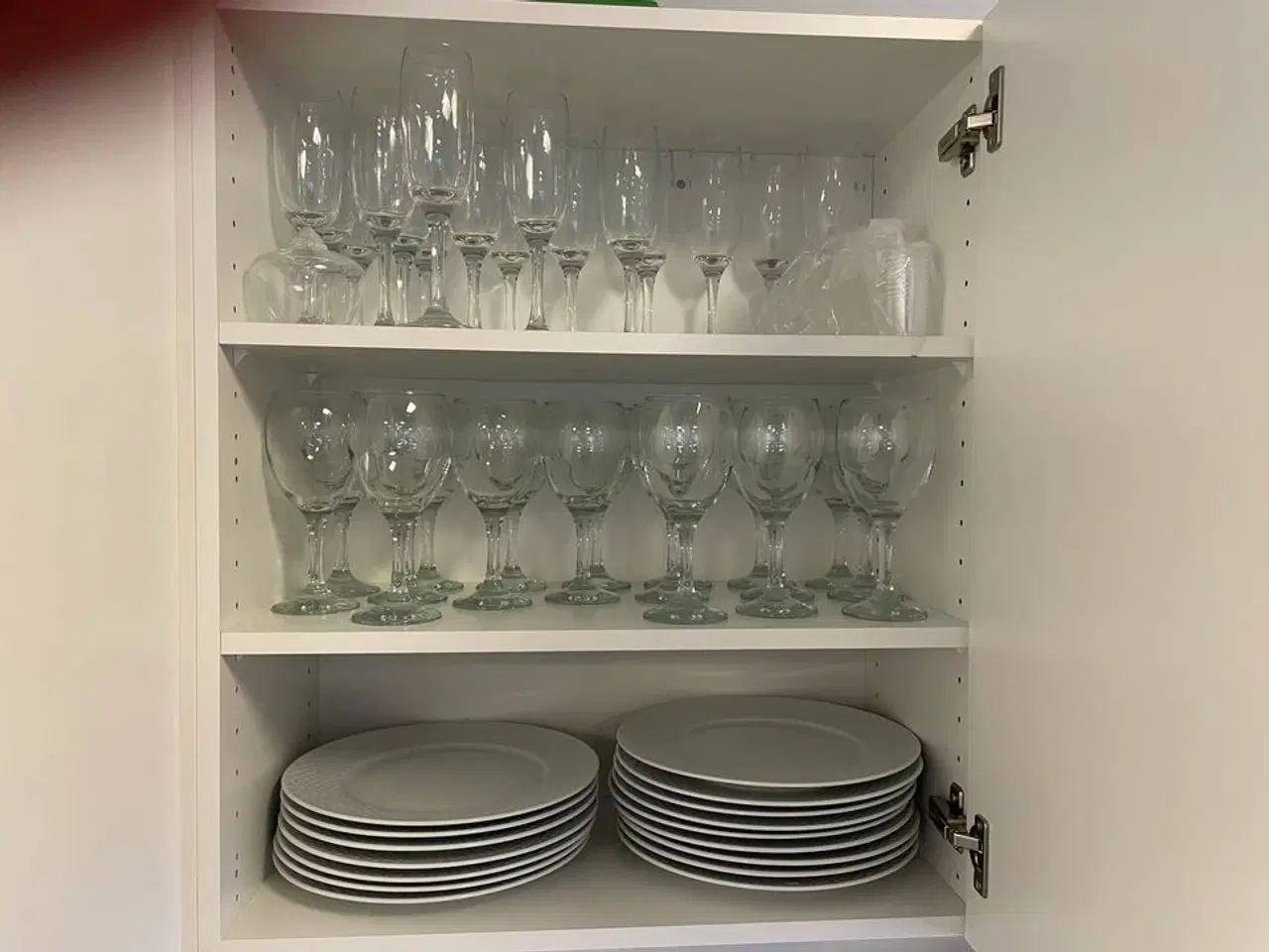 Billede 4 - Tøm skabene