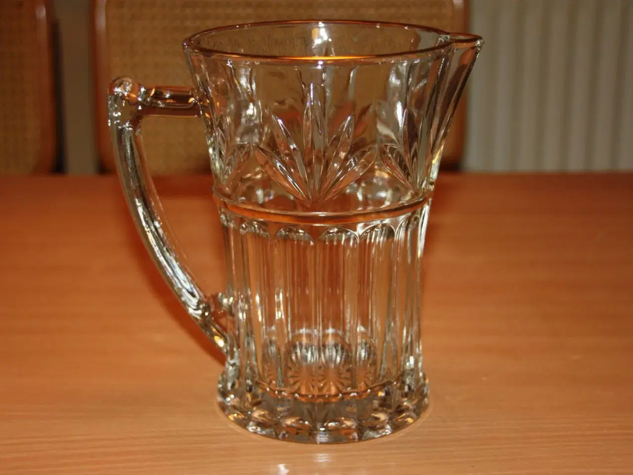 Billede 1 - Flot glas kande med guldkant H.: 18,5 cm