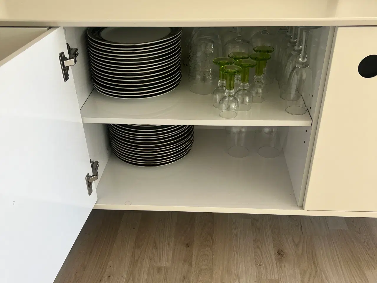 Billede 2 - Lækker skænk med god opbevaring