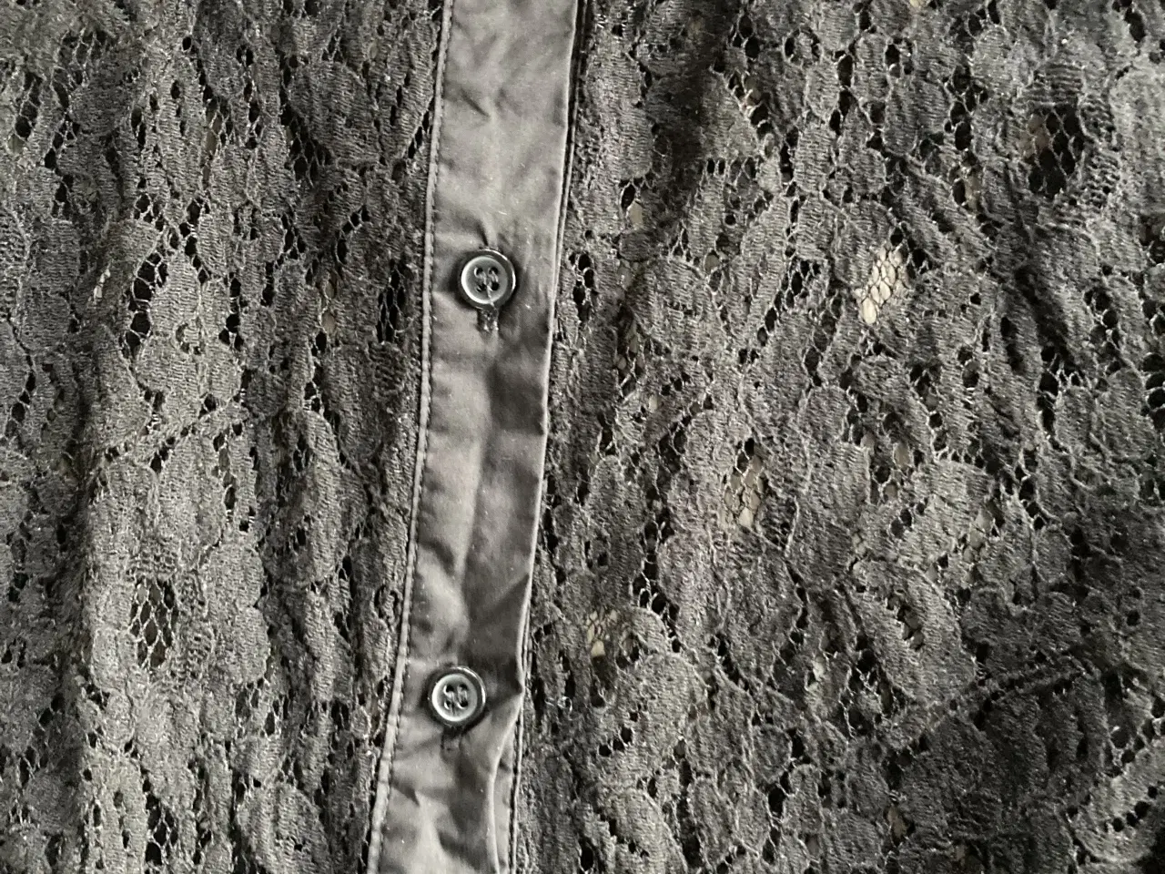 Billede 2 - Sort skjorte med blonder str. L