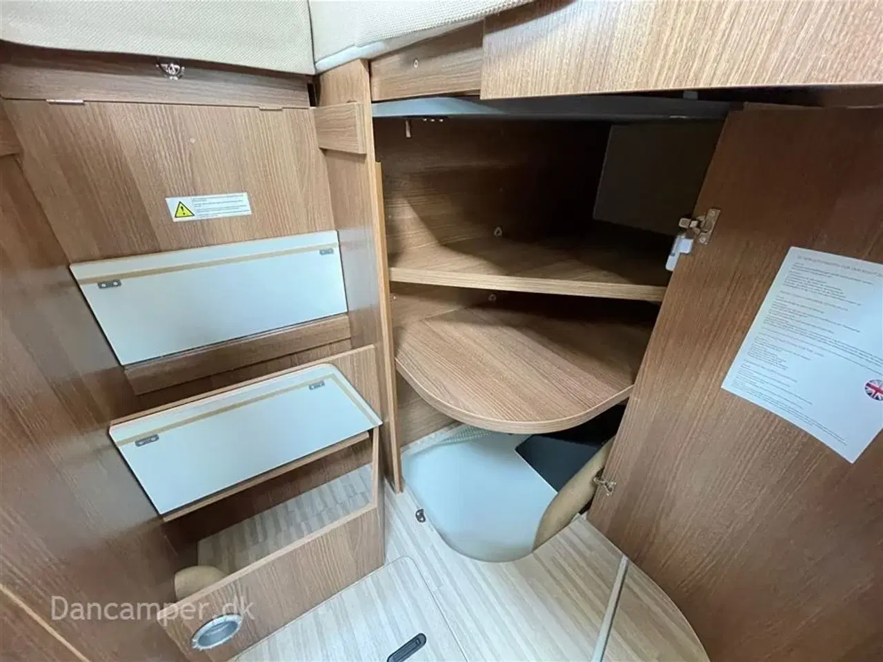 Billede 24 - 2018 - Carthago compactline 144 LE   KOMMISSIONSBIL. Automatgear - 150 hk, Enkeltsenge, solceller, inverter, hydrauliske selvnivilerende støttefødder