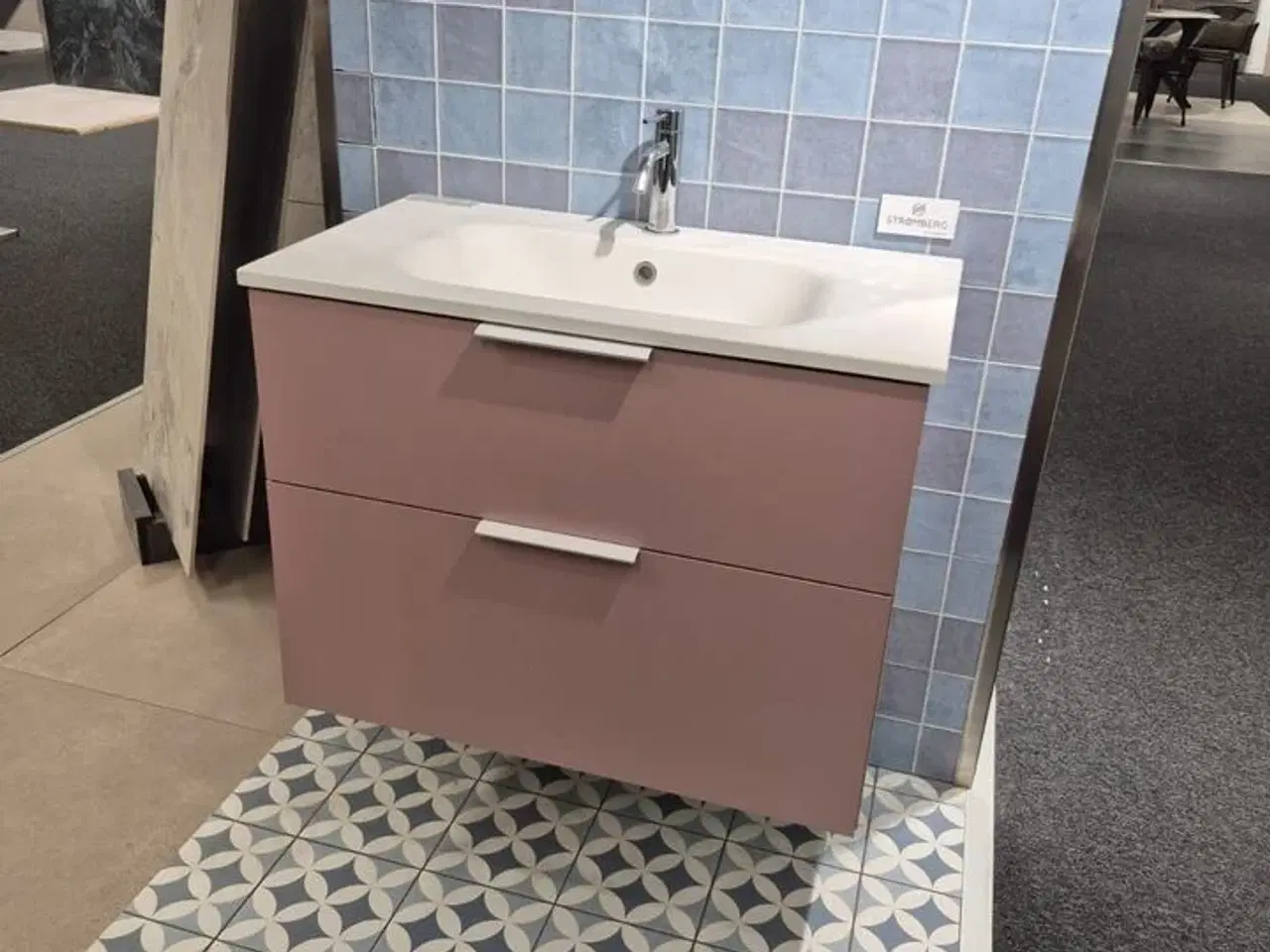 Billede 1 - Scandinova Lyserød Altus Vaskeskab 80cm, med vask og håndtag Strømberg Bad