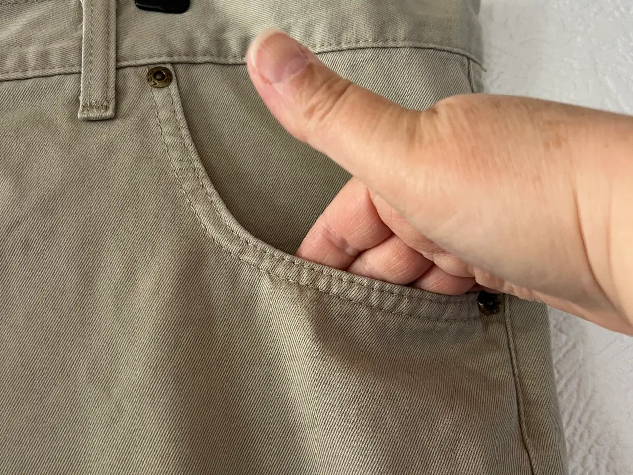 Billede 4 - Sandfarvet Jeans fra Lee. (Størrelse: W40/L32)