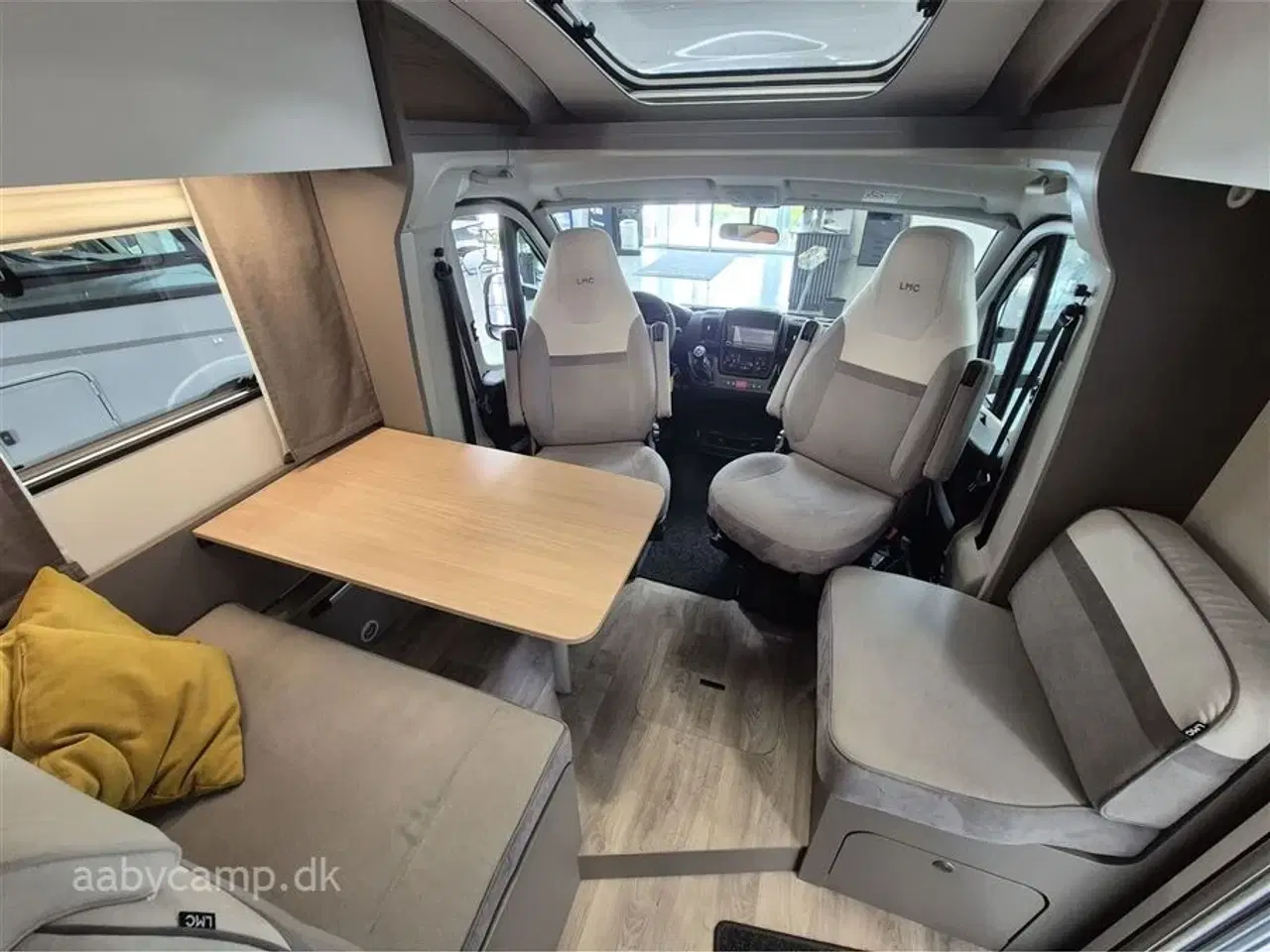 Billede 8 - 2023 - LMC Tourer H730 G Lift   Markise. solcelle. 200Ah lithium. 2000w inverter. 2x tv. Avara alarm. gulvtæppe. kompressor køleskab. Thetford ovn. gulvarme. undervognsbehandlet og lakforseglet.