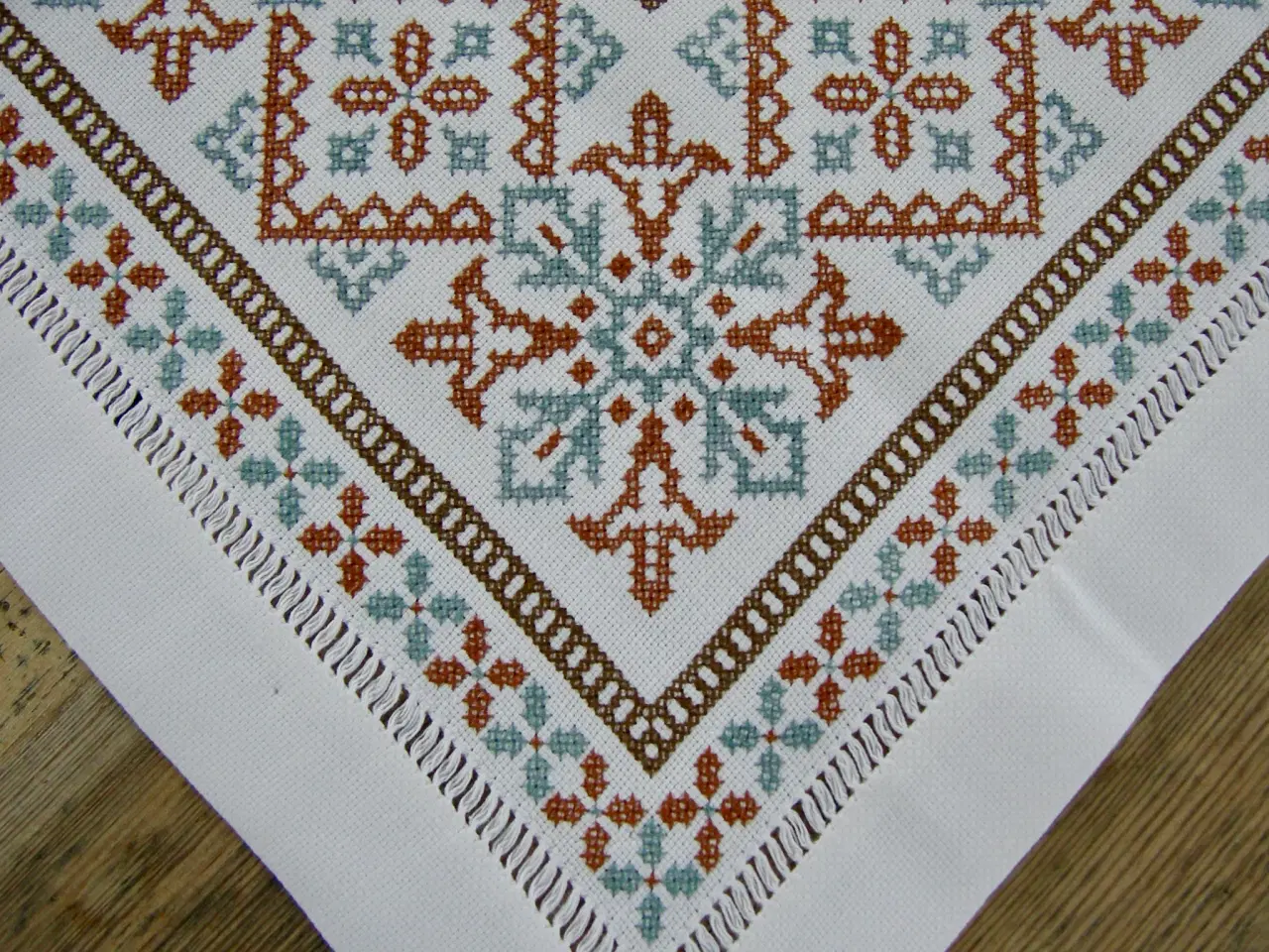 Billede 4 - Broderet dug, Korsstingsbroderi, Håndbroderet dug