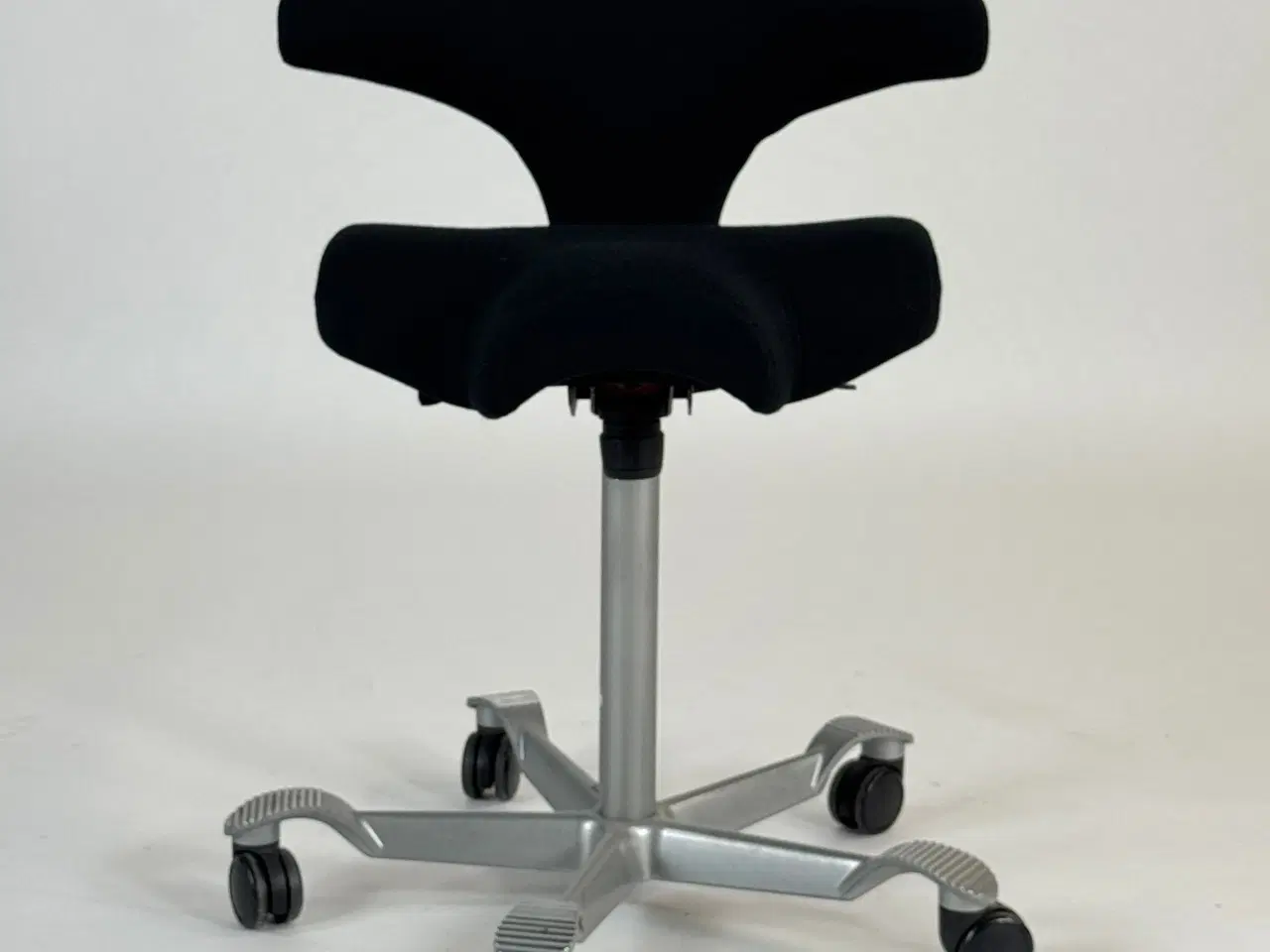 Billede 3 - HÅG Capisco 8106 - 265 mm gaslift - Nypolstret i Sort