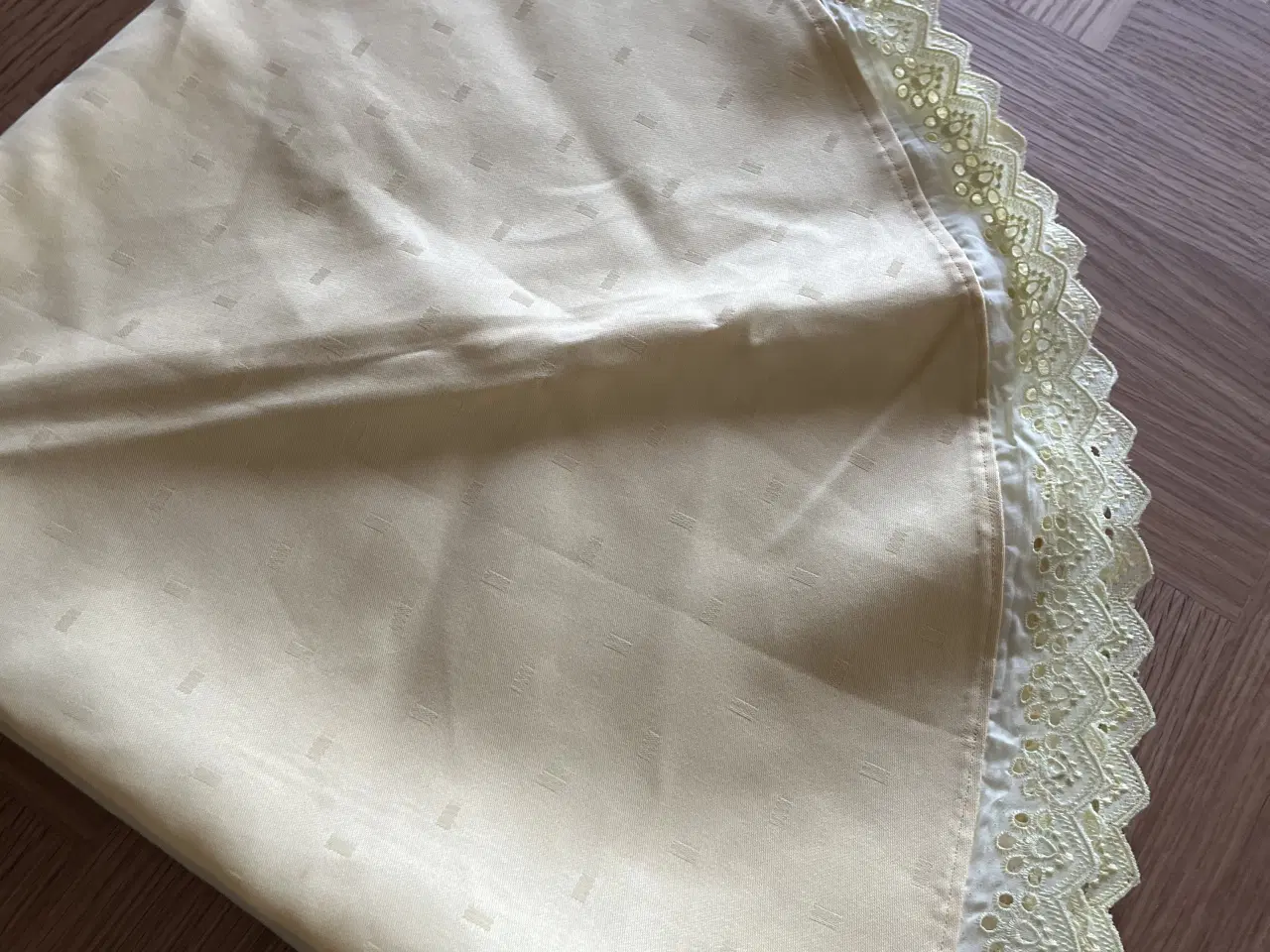 Billede 1 - Rund gul dug med blonde