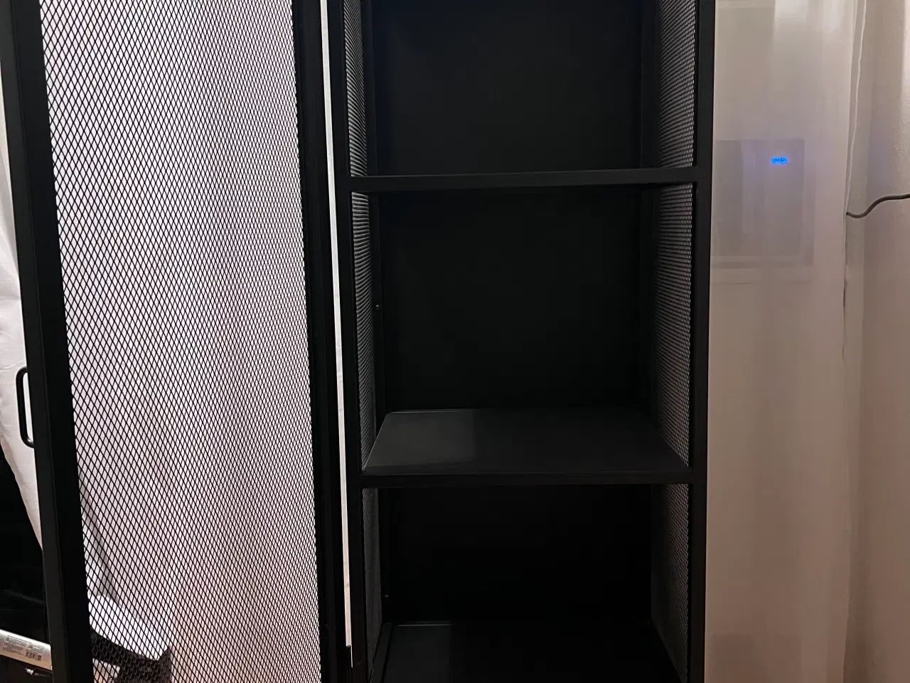 Billede 3 - Sort metal vitrineskab fra Hübsch