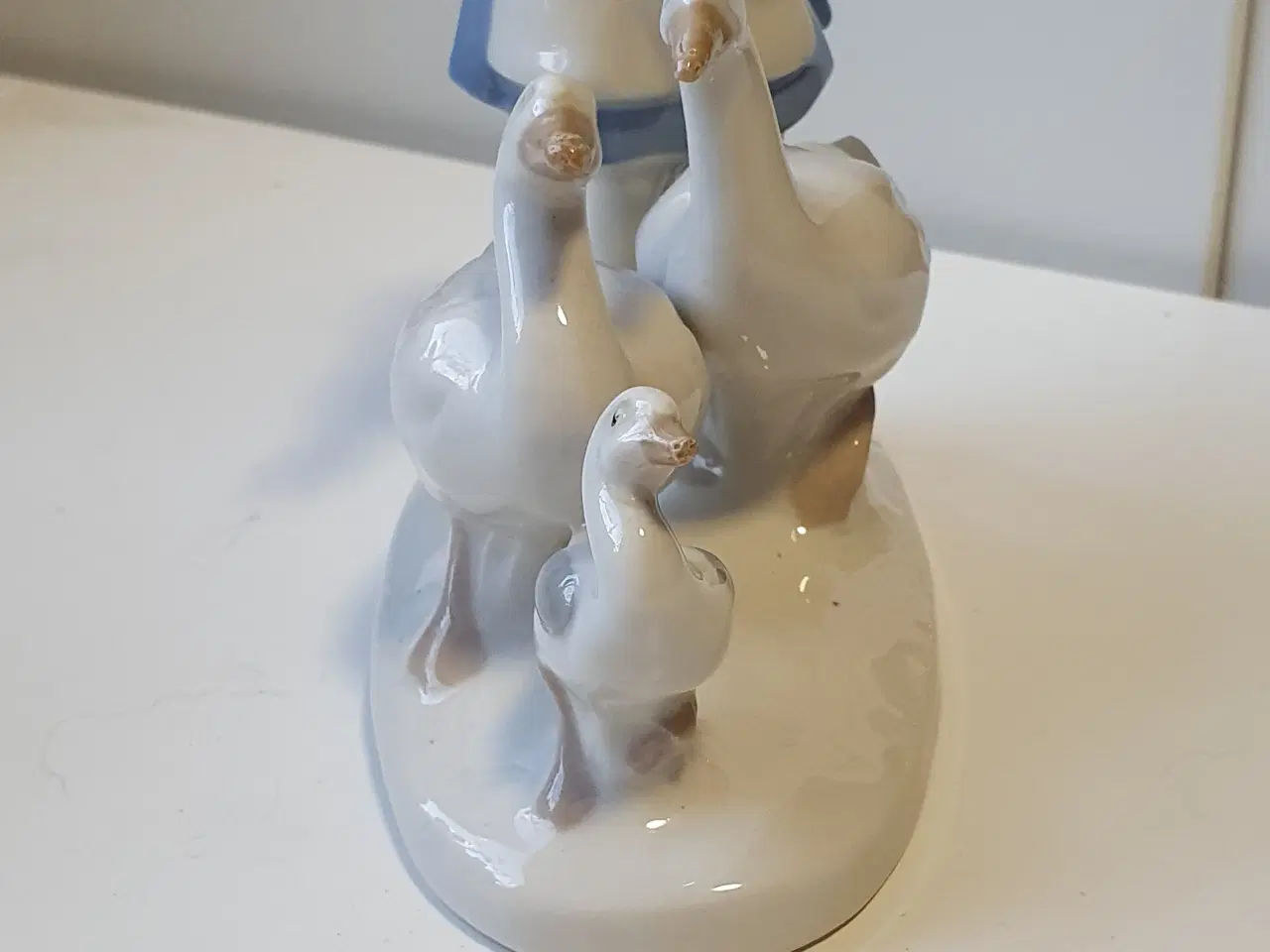 Billede 1 - Porcelænsfigur - Pige med gæs