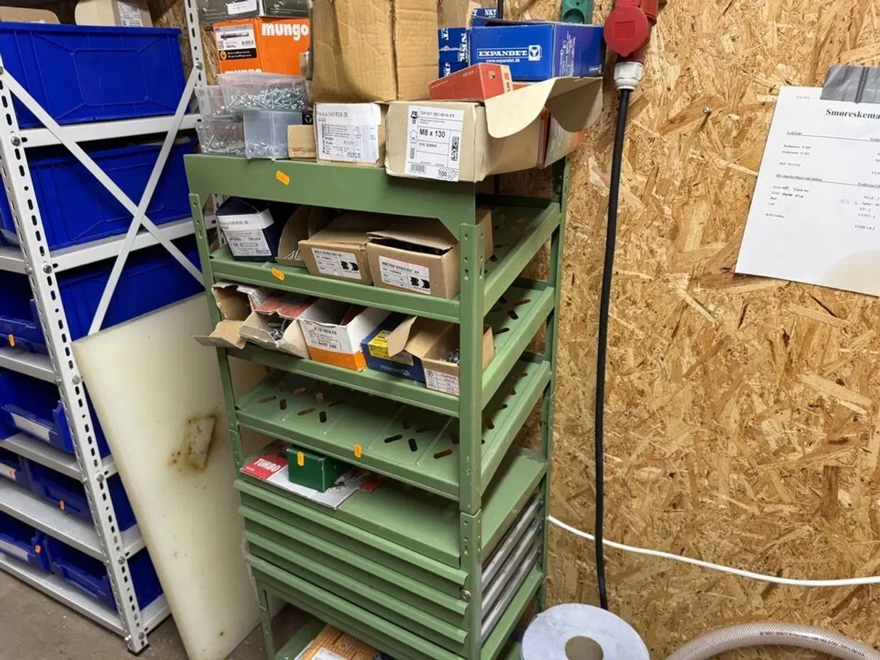 Billede 1 - Stålreol med diverse skruer, søm m.m.