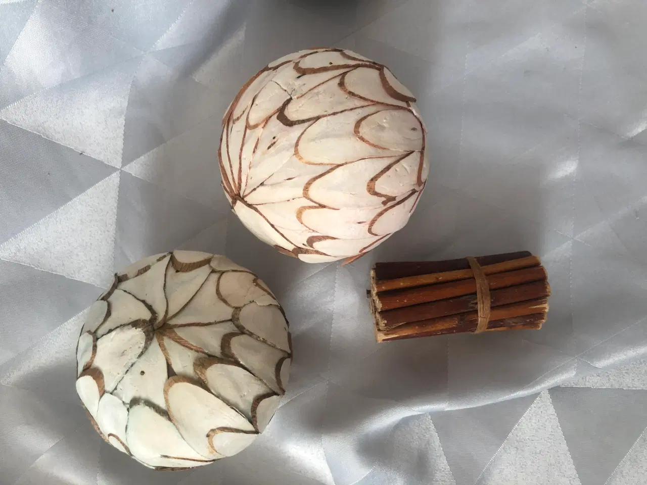 Billede 2 - 2 deco kugler med blade og et bundt med små pinde