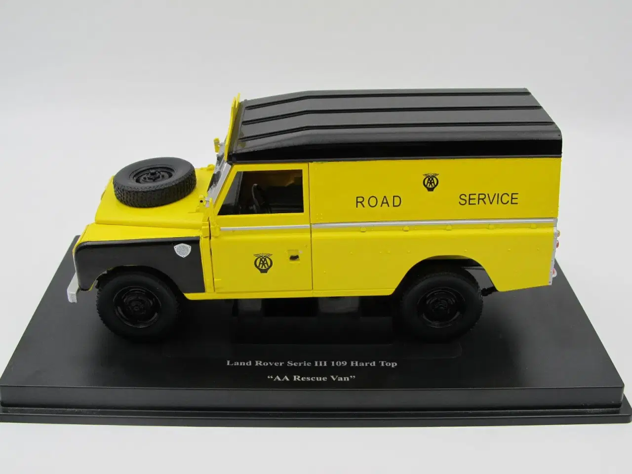 Billede 2 - 1971 Land Rover 109" Serie III Hard Top 1:18 