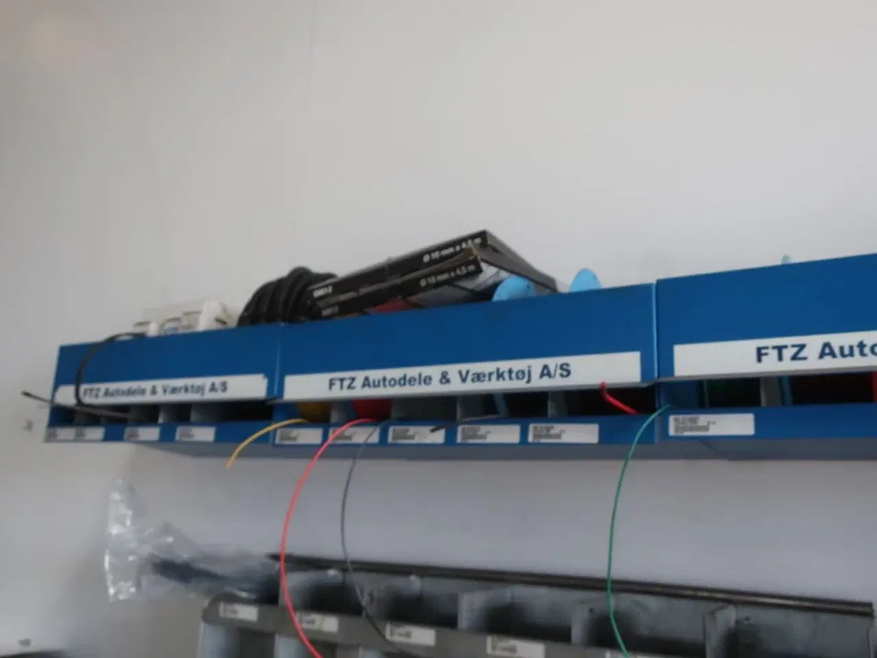 Billede 4 - Sortimentsreol med indhold