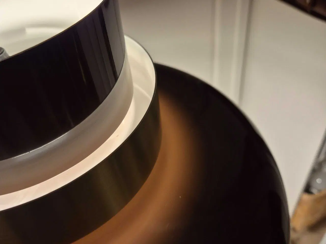 Billede 17 - Chokoladebrun retrolampe med guldfarvet ring