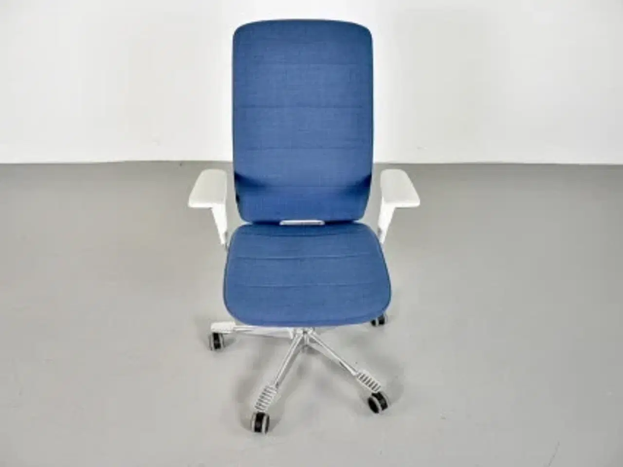 Billede 5 - Kinnarps capella white edition kontorstol med blåt polster og armlæn