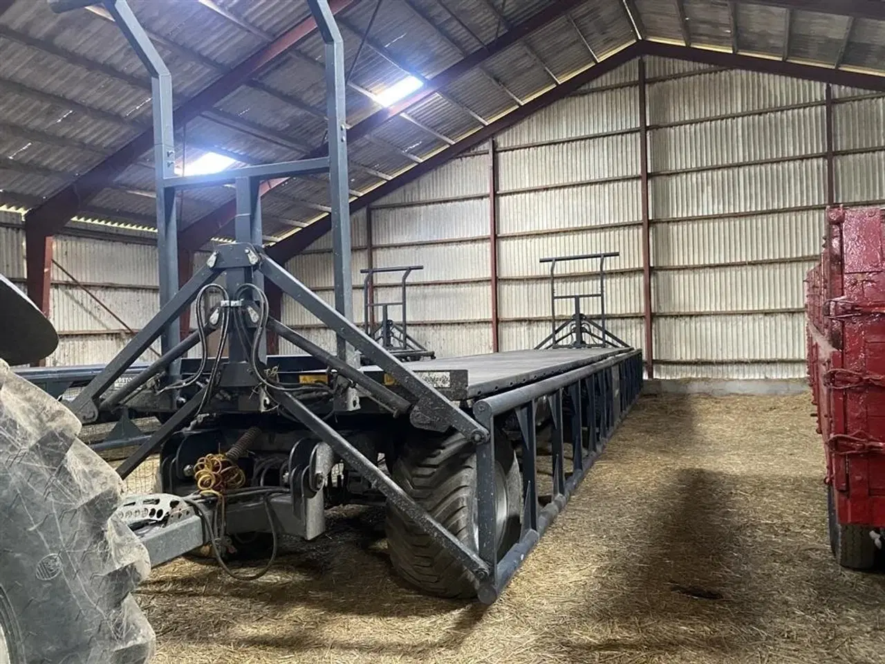 Billede 2 - Dina 13 meter halmvogn med hydraulisk ræk, oliebremser og luftbremser.