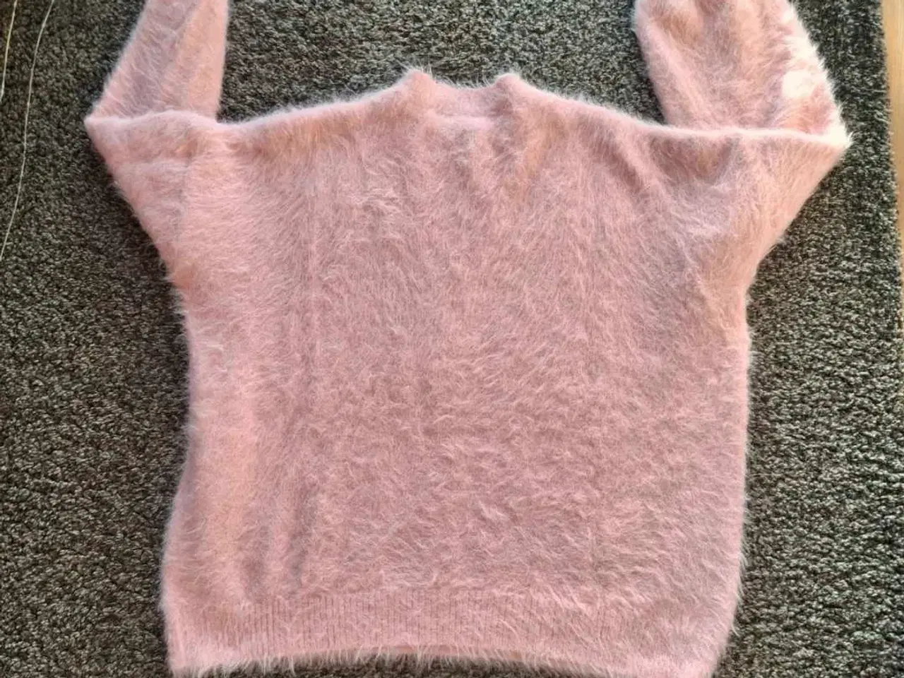 Billede 3 - Fluffy lyserød sweater str.Large