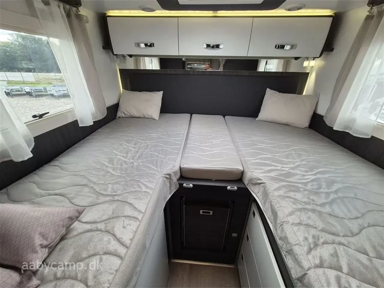 Billede 19 - 2022 - Benimar Mileo 261 NK   Automatgear. NK. pakke. varme på spildevands tanken. plisse i førehuset. solceller. lithium batterier. maxfann. clesana toilet. kompressor køleskab.