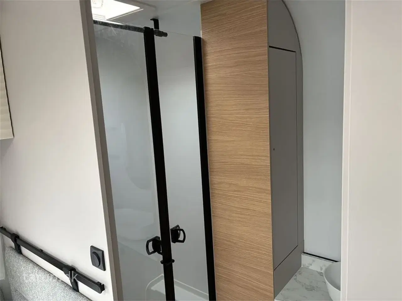 Billede 16 - 2026 - Adria Adora 663 UT Alde   ALDE centralvarme, elektrisk gulvvarme, frontkøkken, rundsiddegruppe, SmartBox gaskasse opbevaring, stort køleskab, enkeltsenge