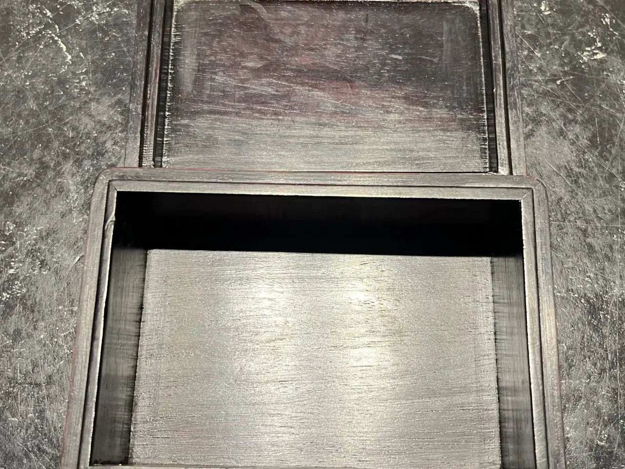 Billede 3 - Kinesisk træskrin m. mange messing beslag ,