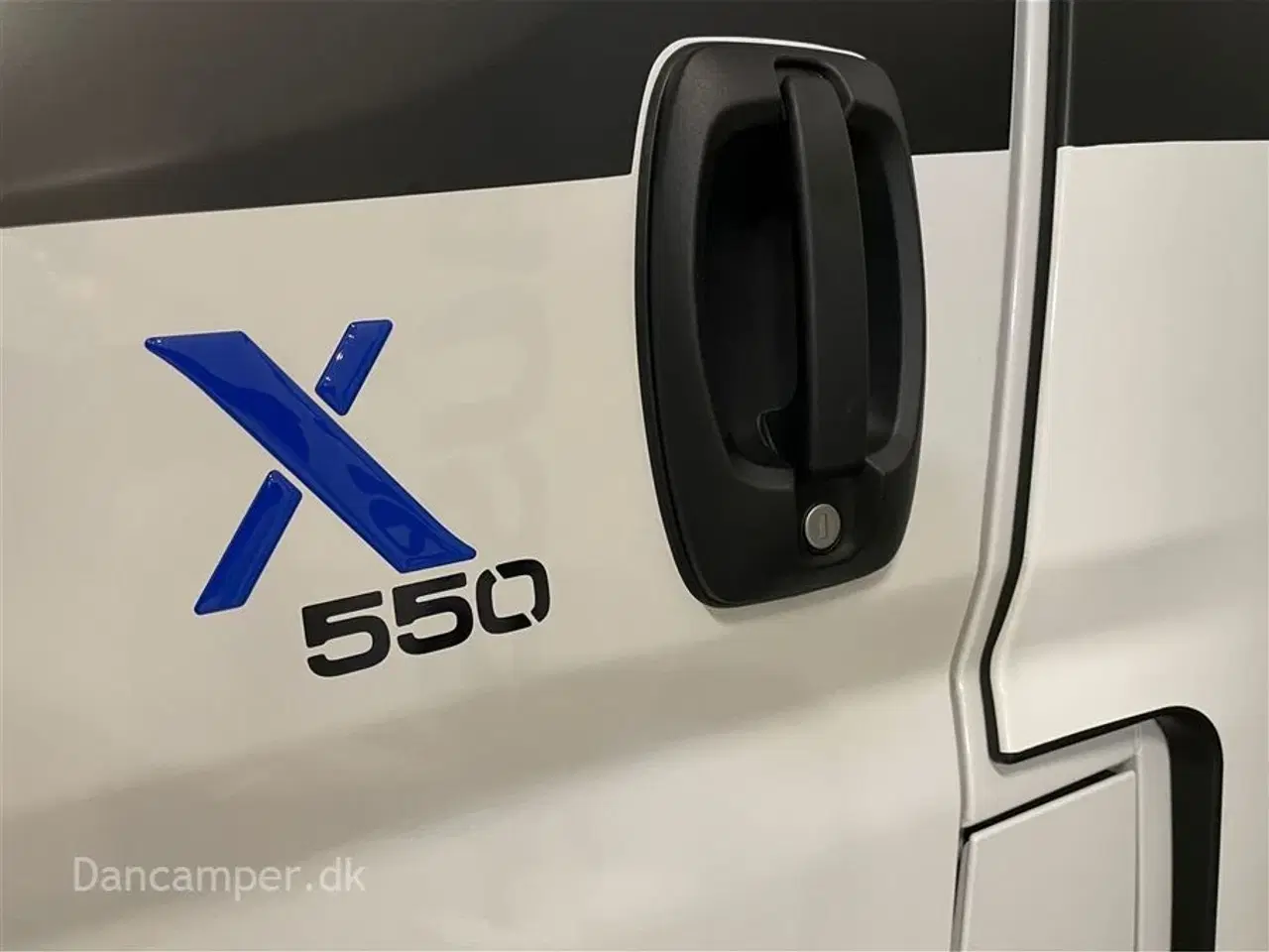 Billede 19 - 2024 - Chausson X550   Top moderne og nytænkt autocamper. Med stor Lounge og siddegruppe, sænkeseng,