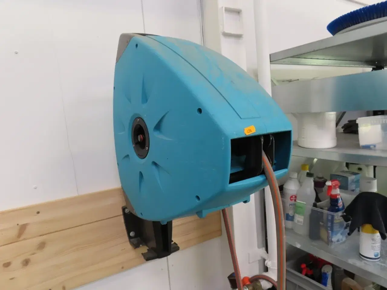 Billede 1 - Haveslange med oprug til væg og ekstra forlænger på stativ.