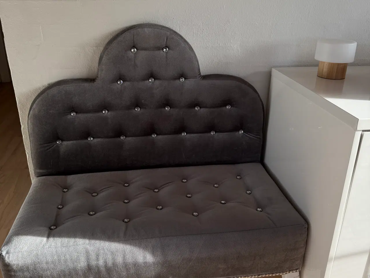 Billede 1 - Smuk glam bænk med sky - formet ryglæn