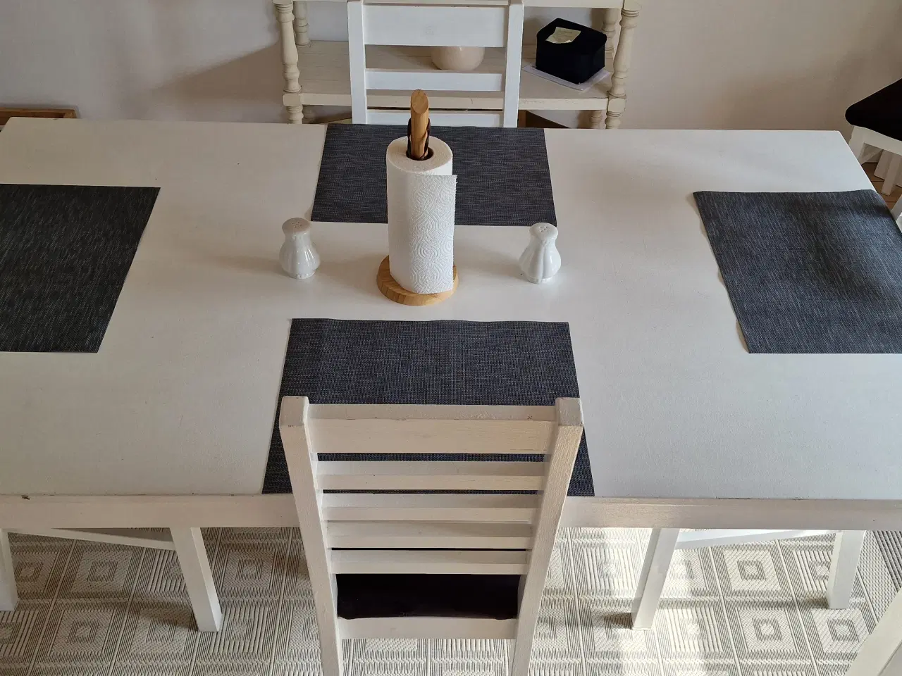 Billede 1 - Malet spisebord i eg med 6 stole og 2 ekstra plade