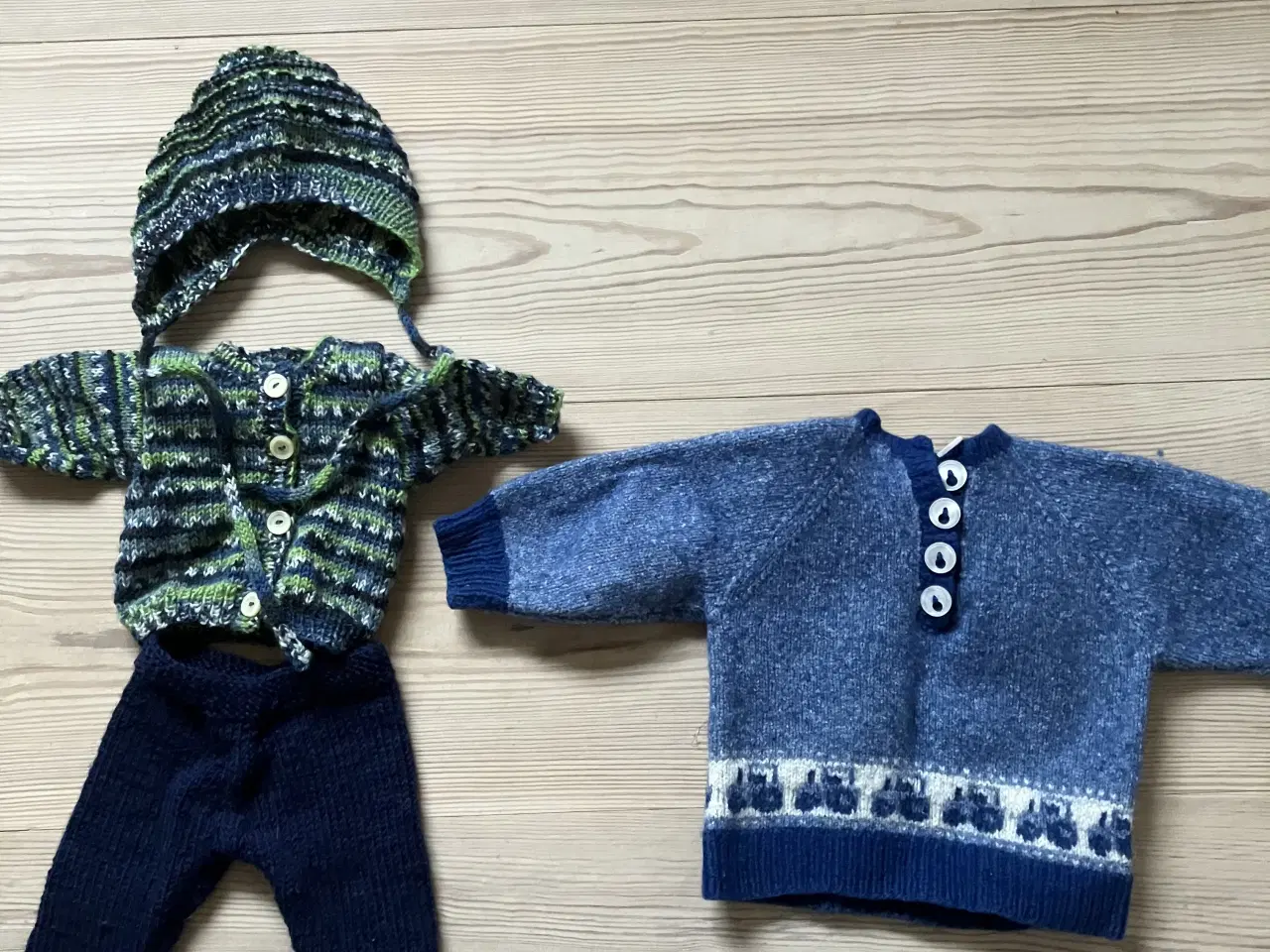 Billede 3 - 16 stk. dukketøj.. 5 kjoler, trøjer, gamacher mv. 