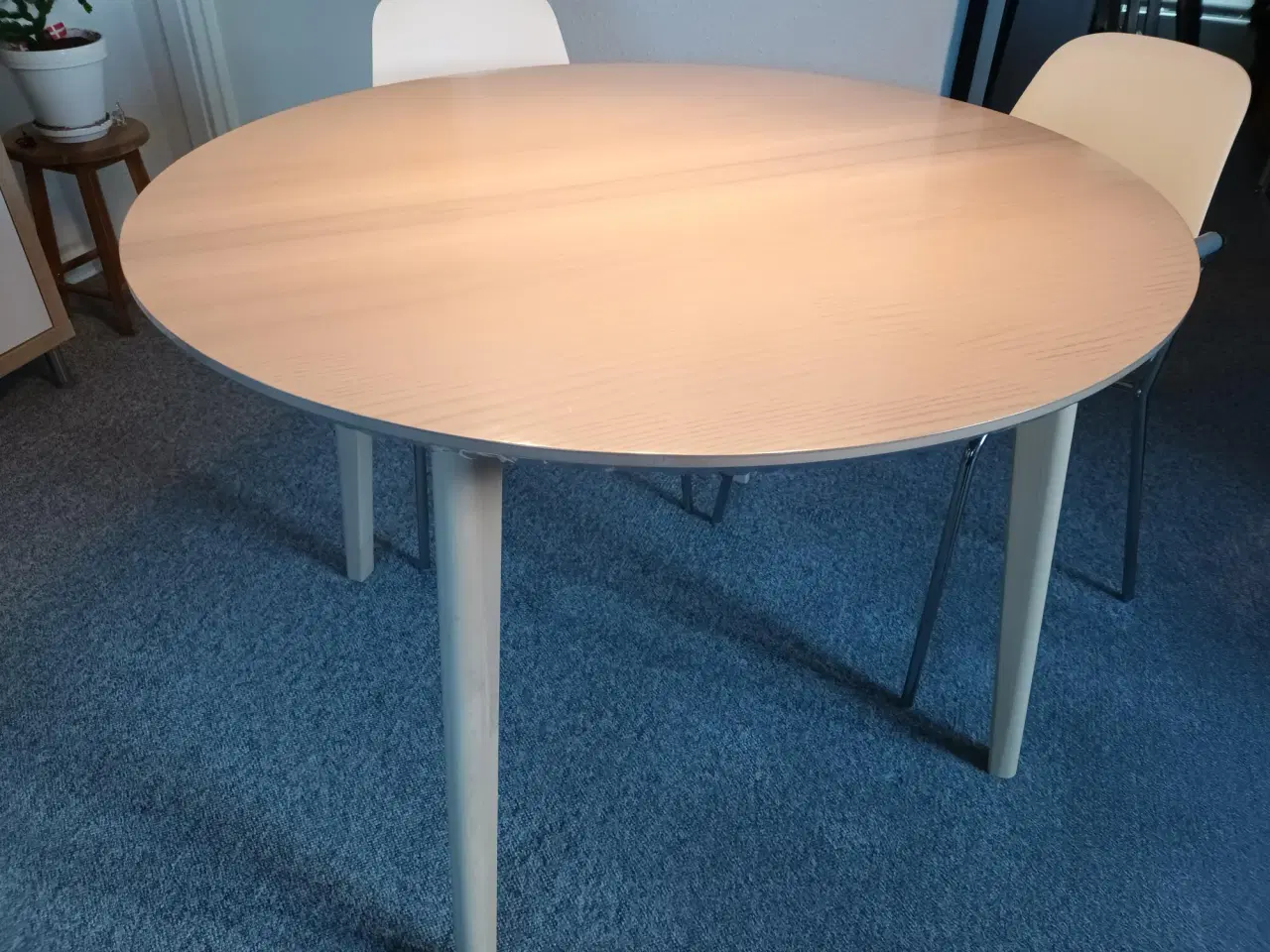 Billede 2 - Spisebord i birketræsfiner, Ø 105 cm, med 4 stole