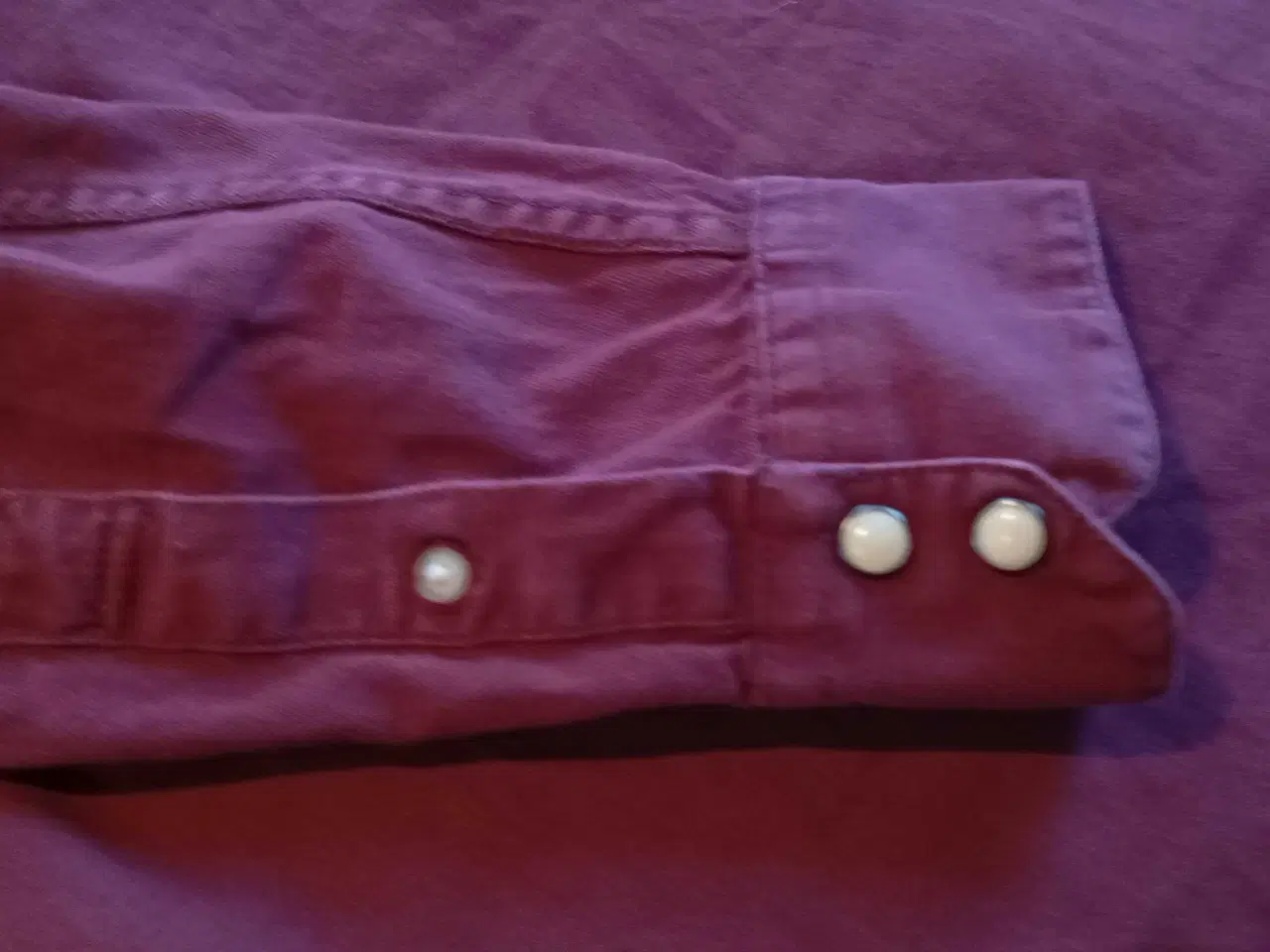 Billede 10 - Bordeaux skjorte med trykknapper 