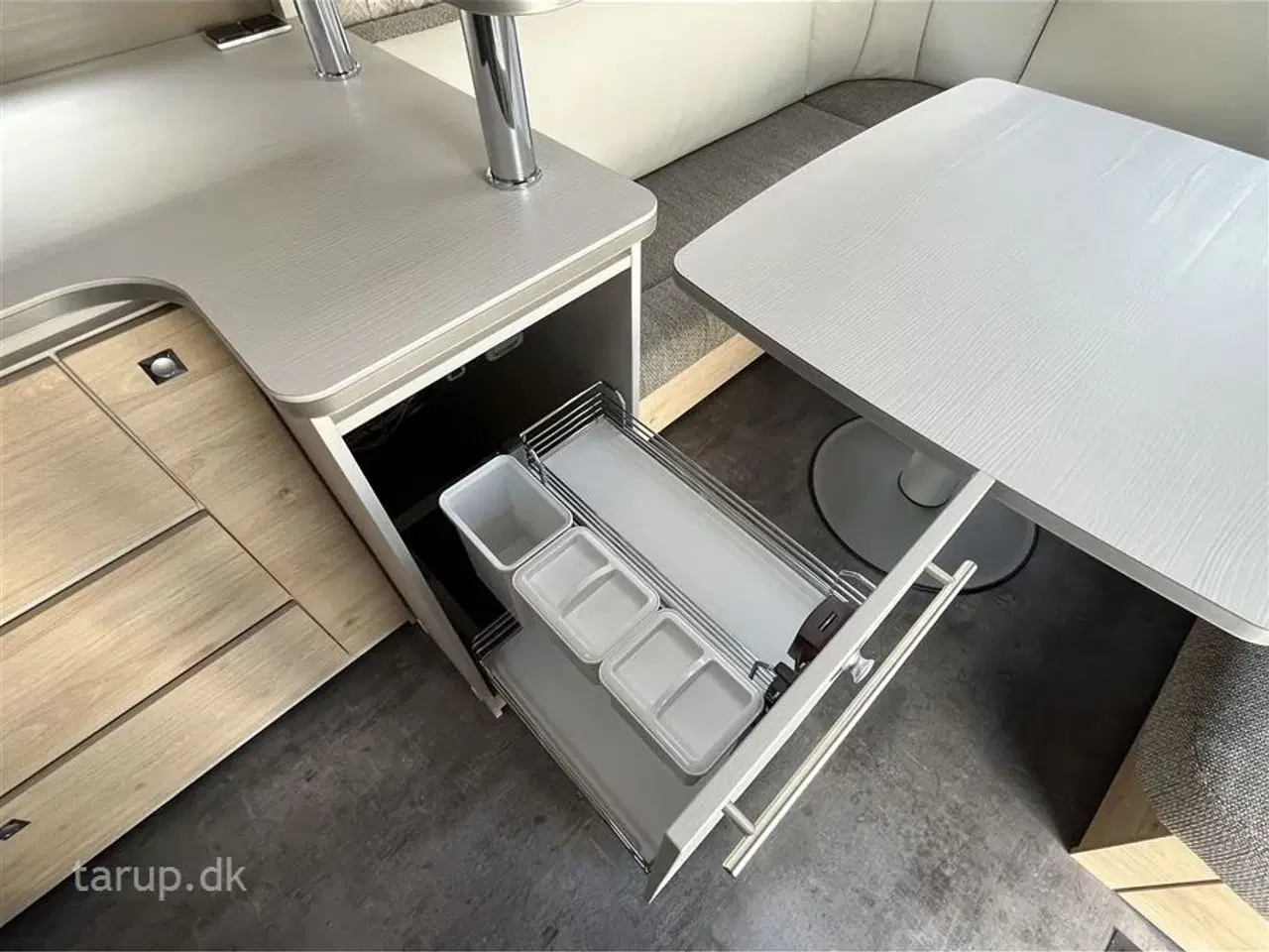 Billede 14 - 2020 - Dethleffs Nomad Snow 590 RF   Fortelt: Isabella Commodore, mover, ALDE centralvarme, vandbåren gulvvarme, rundsiddegruppe, tv-antenne, stort 140 l. køleskab m/ fryser,