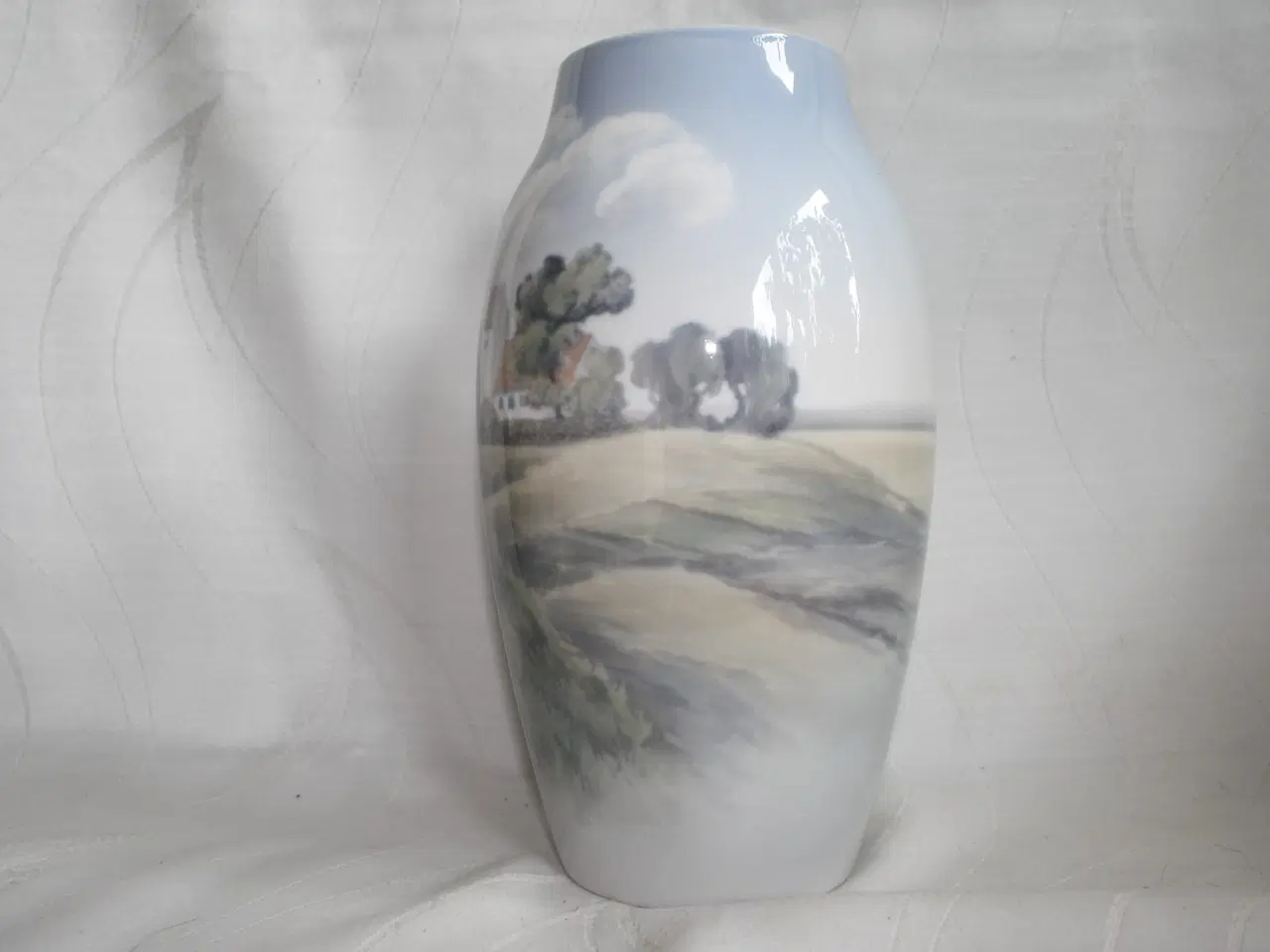 Billede 2 - Vase med landskab med kirke, Bing & Grøndahl