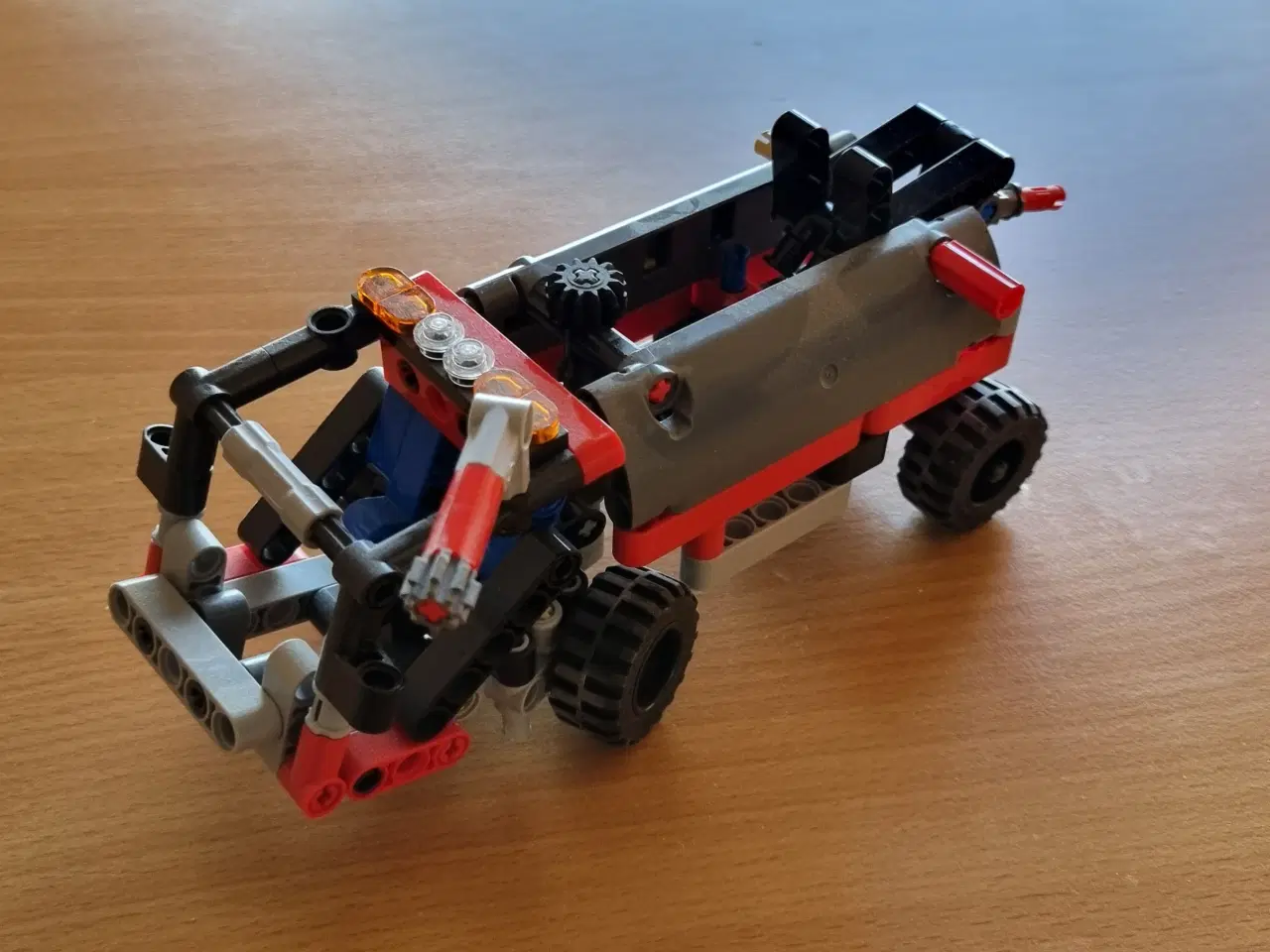 Billede 2 - Lego Technic, Læssefartøj, nr 42084