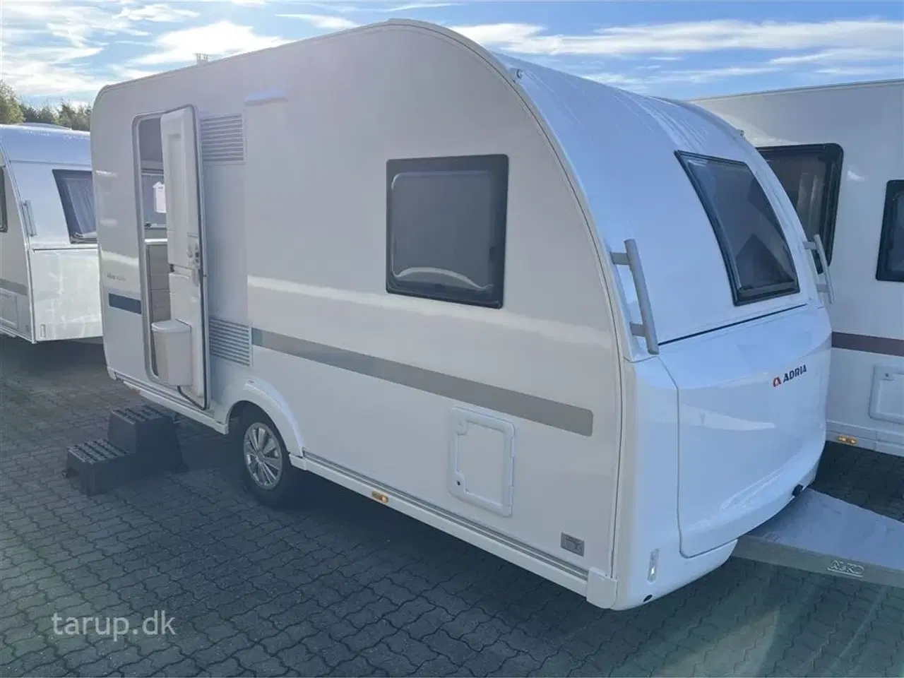 Billede 1 - 2026 - Adria Altea 402 PH   Dobbeltseng, el-gulvvarme, stort køleskab, 3 gasblus, side-siddegruppe, stabilisator, serviceklap, glasfibersider