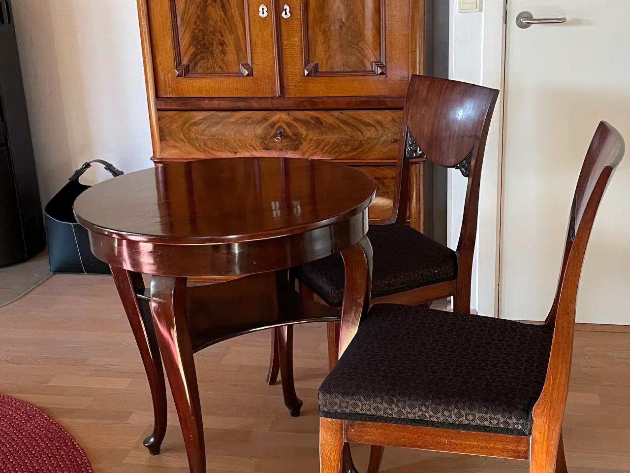Billede 1 - Cafebord med 2 tilhørende stole i mahogni