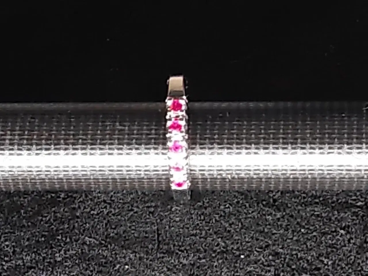 Billede 5 - Meget stilfuld hvidguld ring 585 m. 5 rubiner