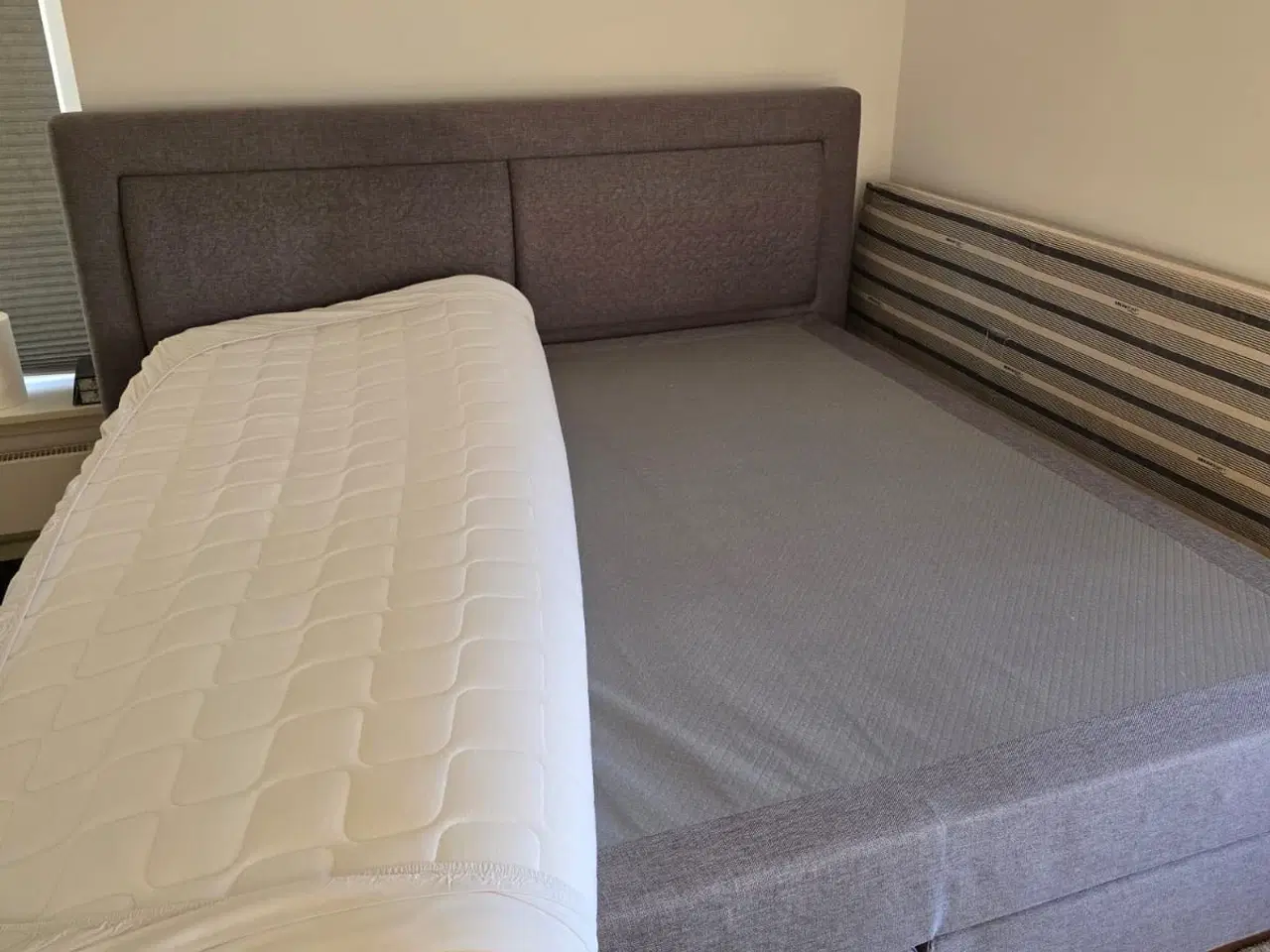 Billede 2 - Stor og komfortabel seng 200x180 – inkl. gavl