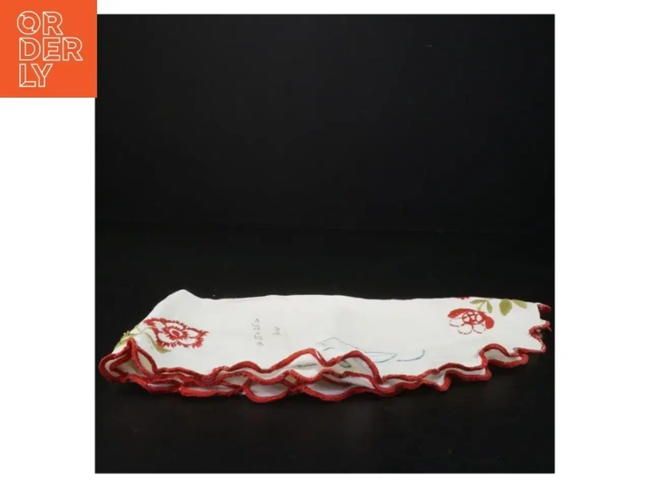 Billede 2 - Broderet dug med blondekant (str. 58 x 35 cm)